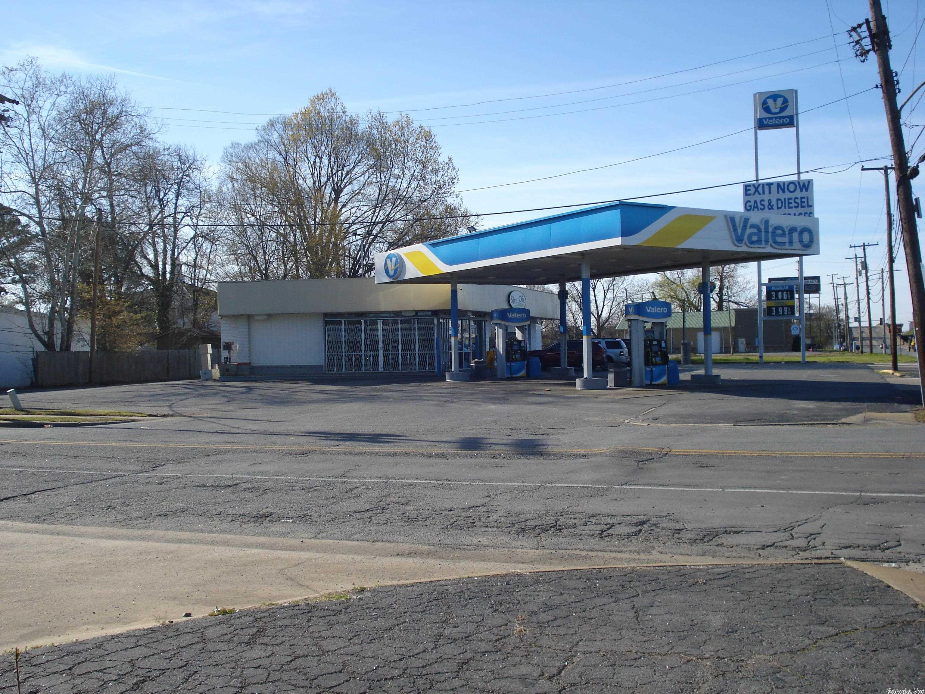 Nice Store right off I-30 Freeway!