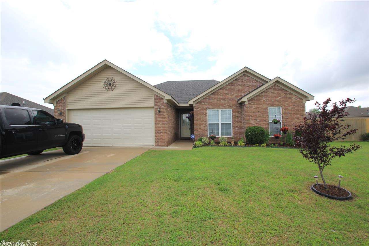 Like new home that's affordable and nice! Home offers split bedroom plan with 3 bedrooms, 2 baths, great kitchen layout with pretty cabinetry, well manicured lawn, energy efficient, looks good on the inside and out!!! Buy this one today!!! Immaculate condition....