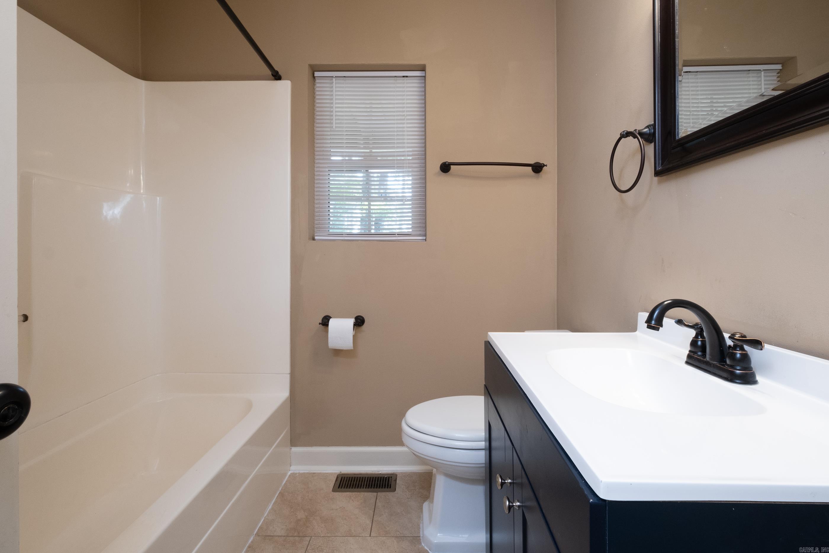 BEAUTIFUL LAKEVIEW - Residential