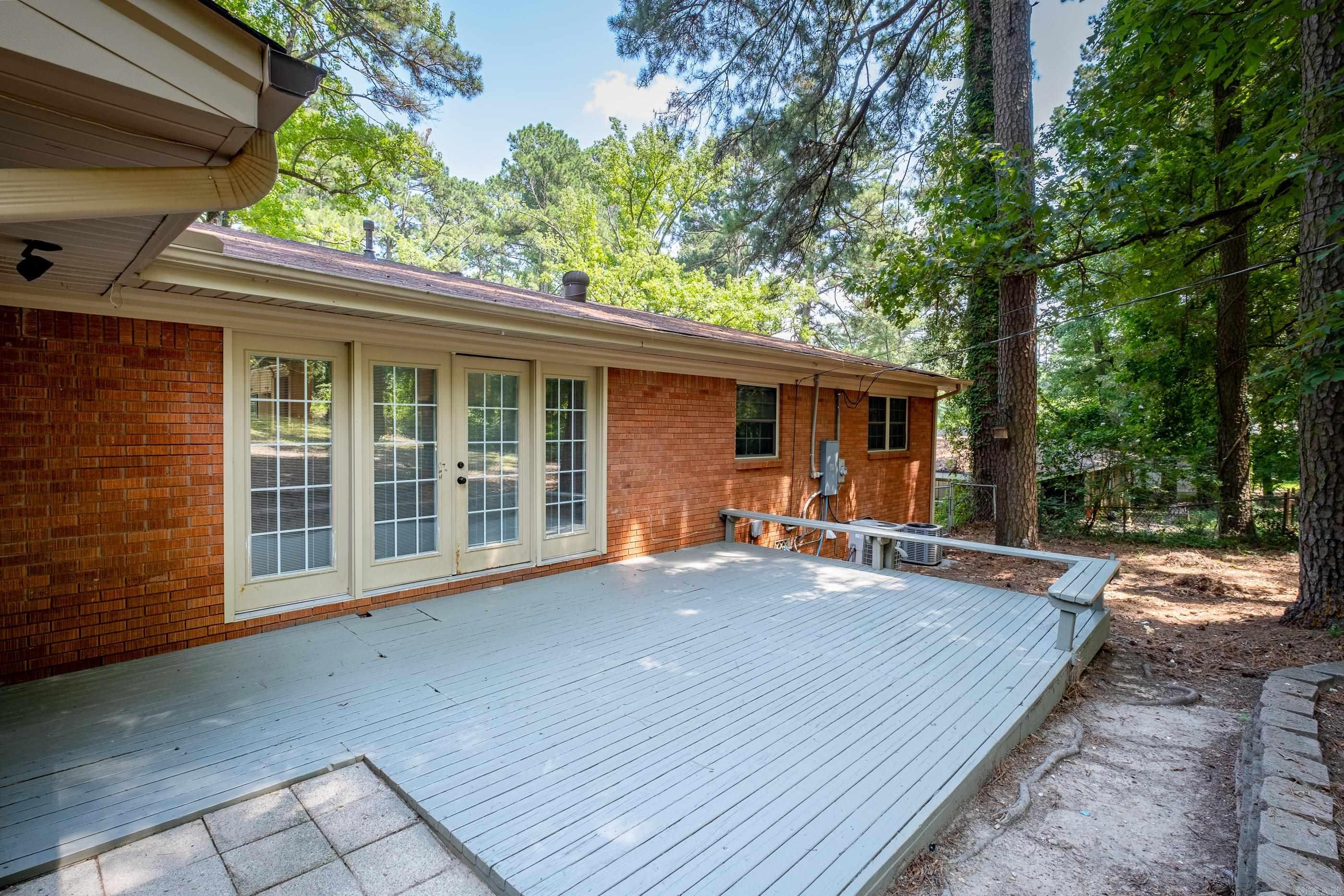 BEAUTIFUL LAKEVIEW - Residential