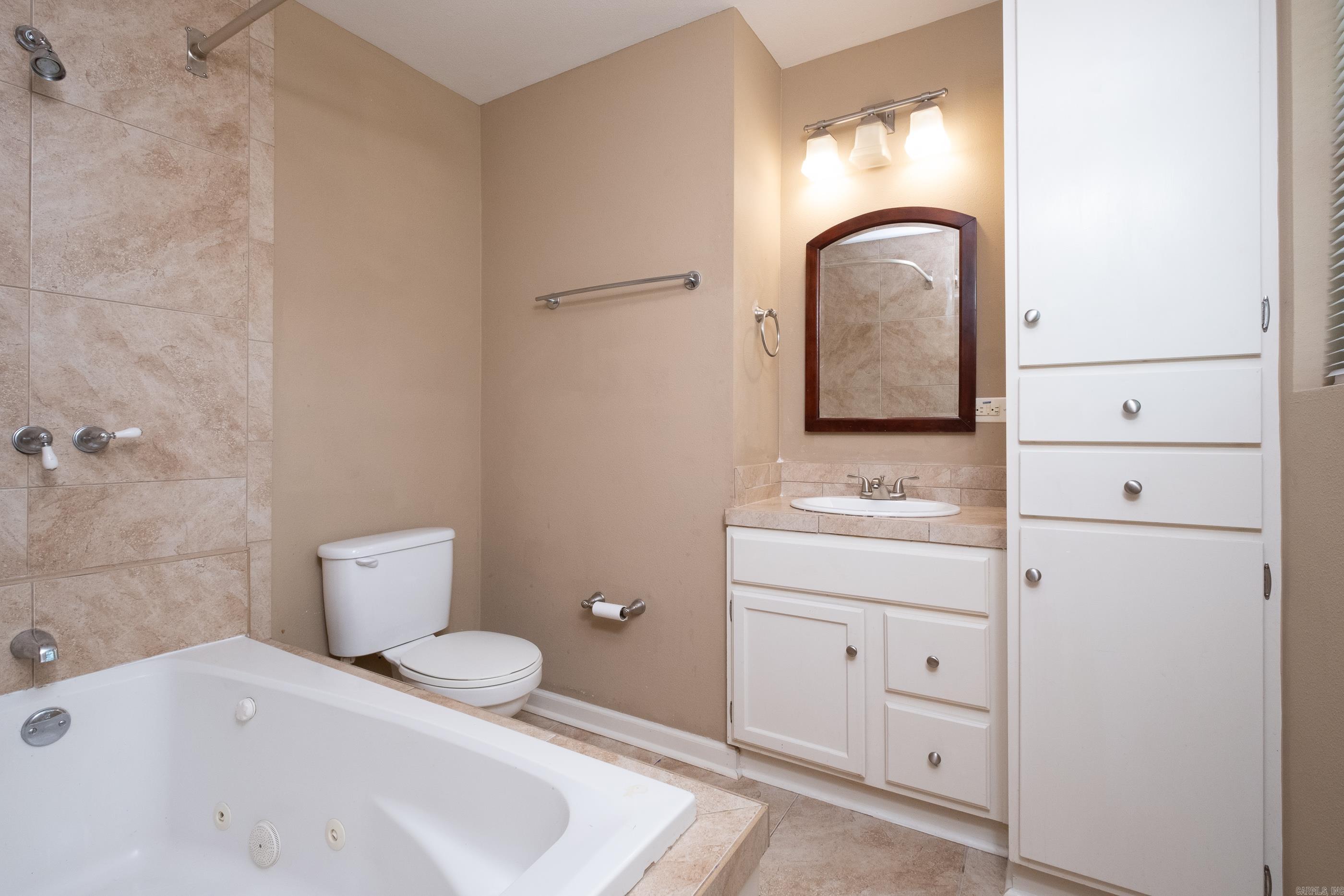 BEAUTIFUL LAKEVIEW - Residential