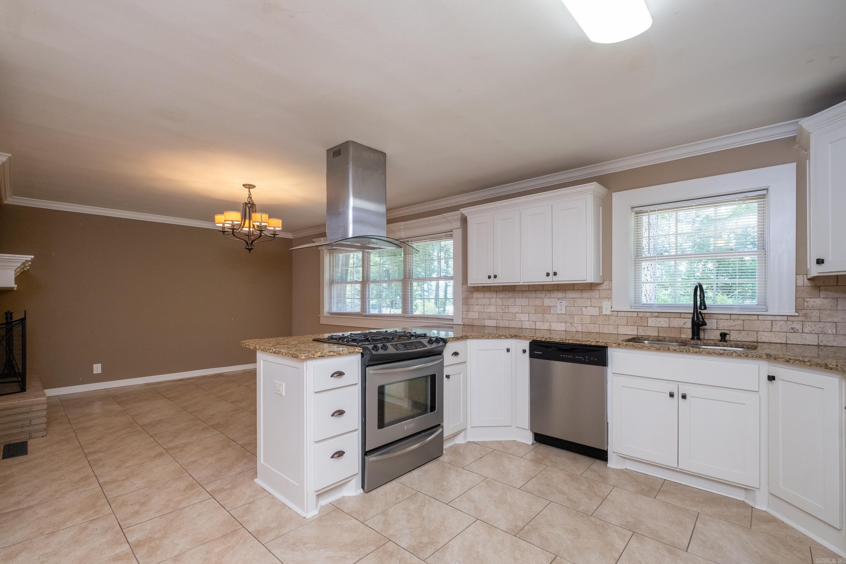 BEAUTIFUL LAKEVIEW - Residential