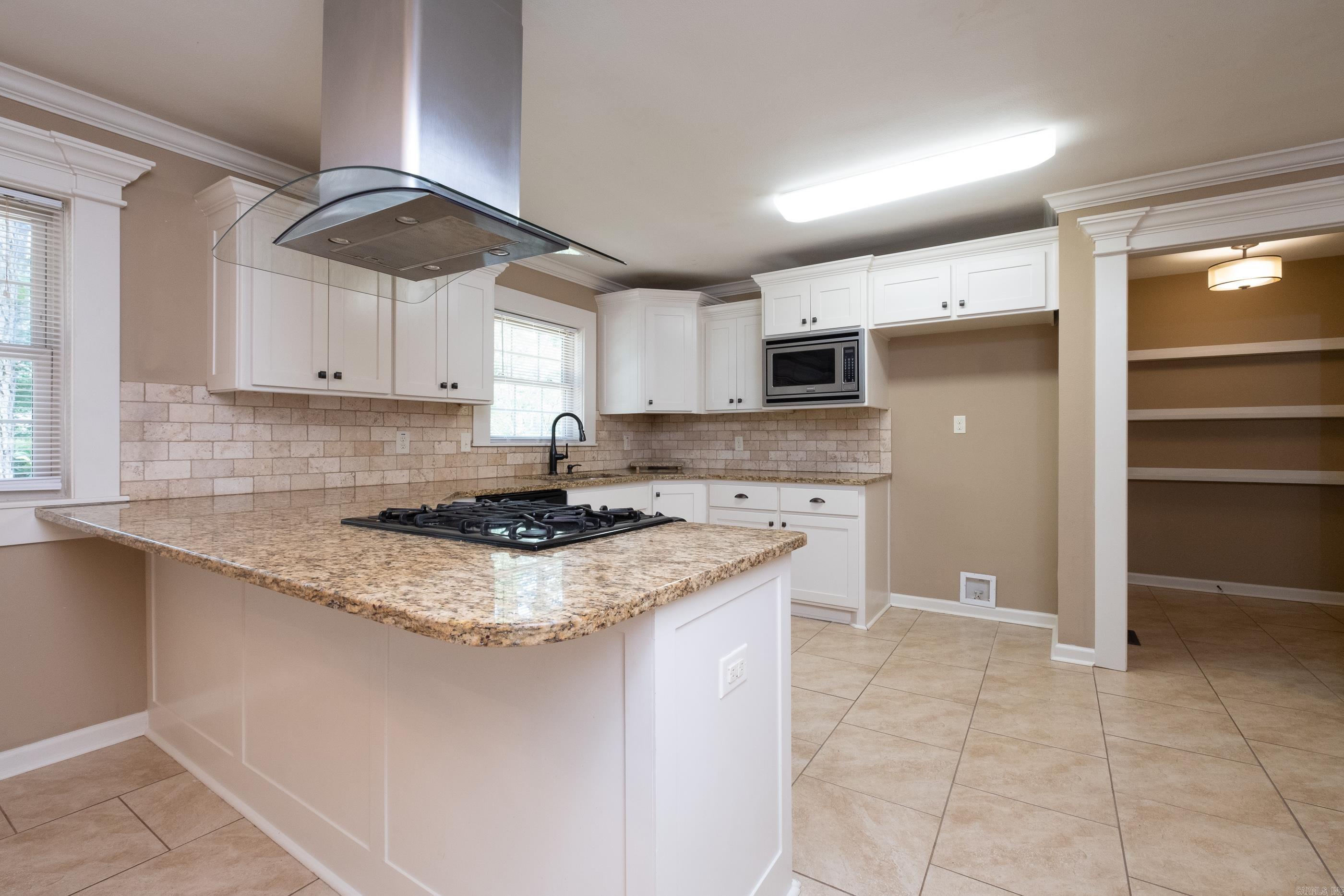 BEAUTIFUL LAKEVIEW - Residential