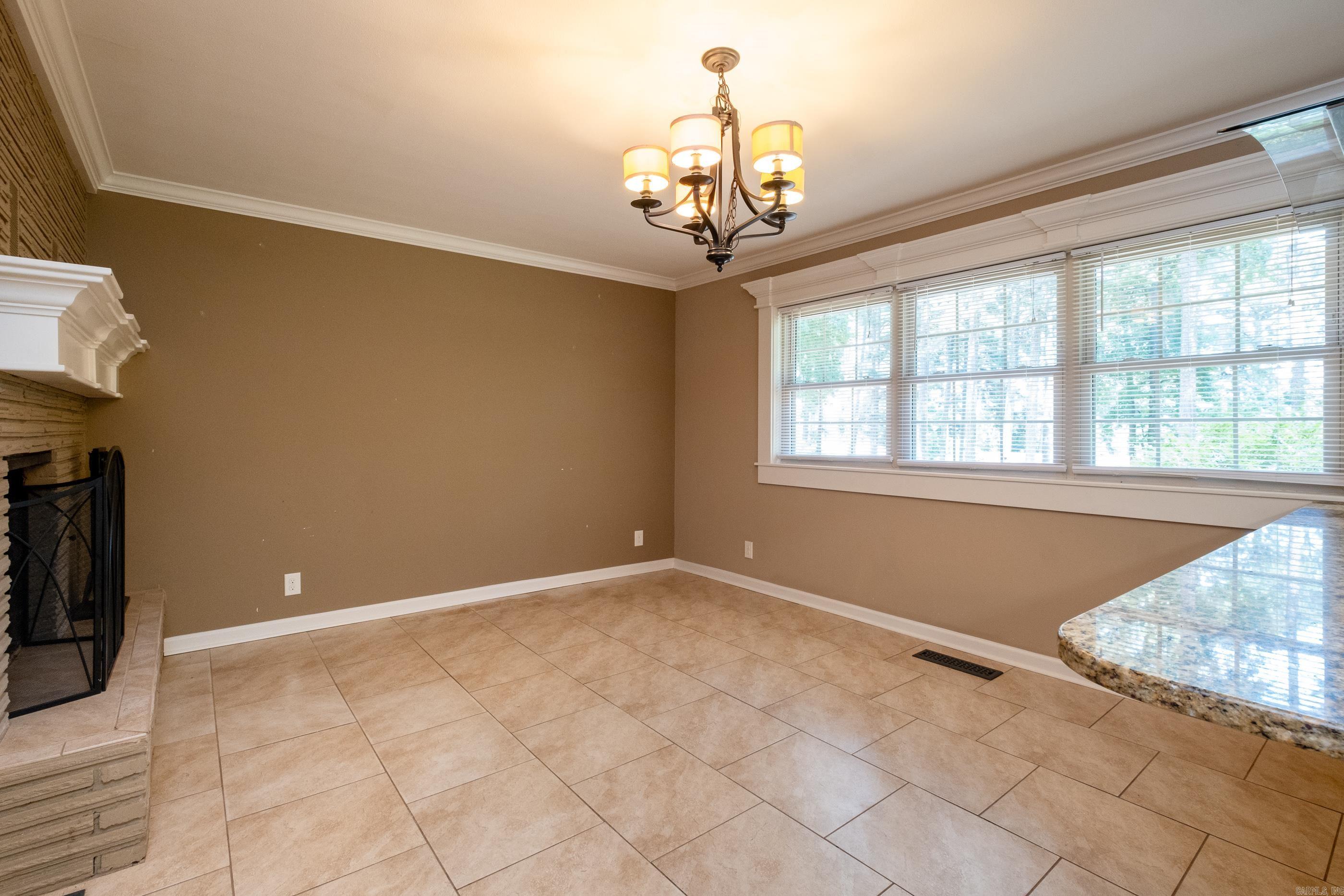 BEAUTIFUL LAKEVIEW - Residential