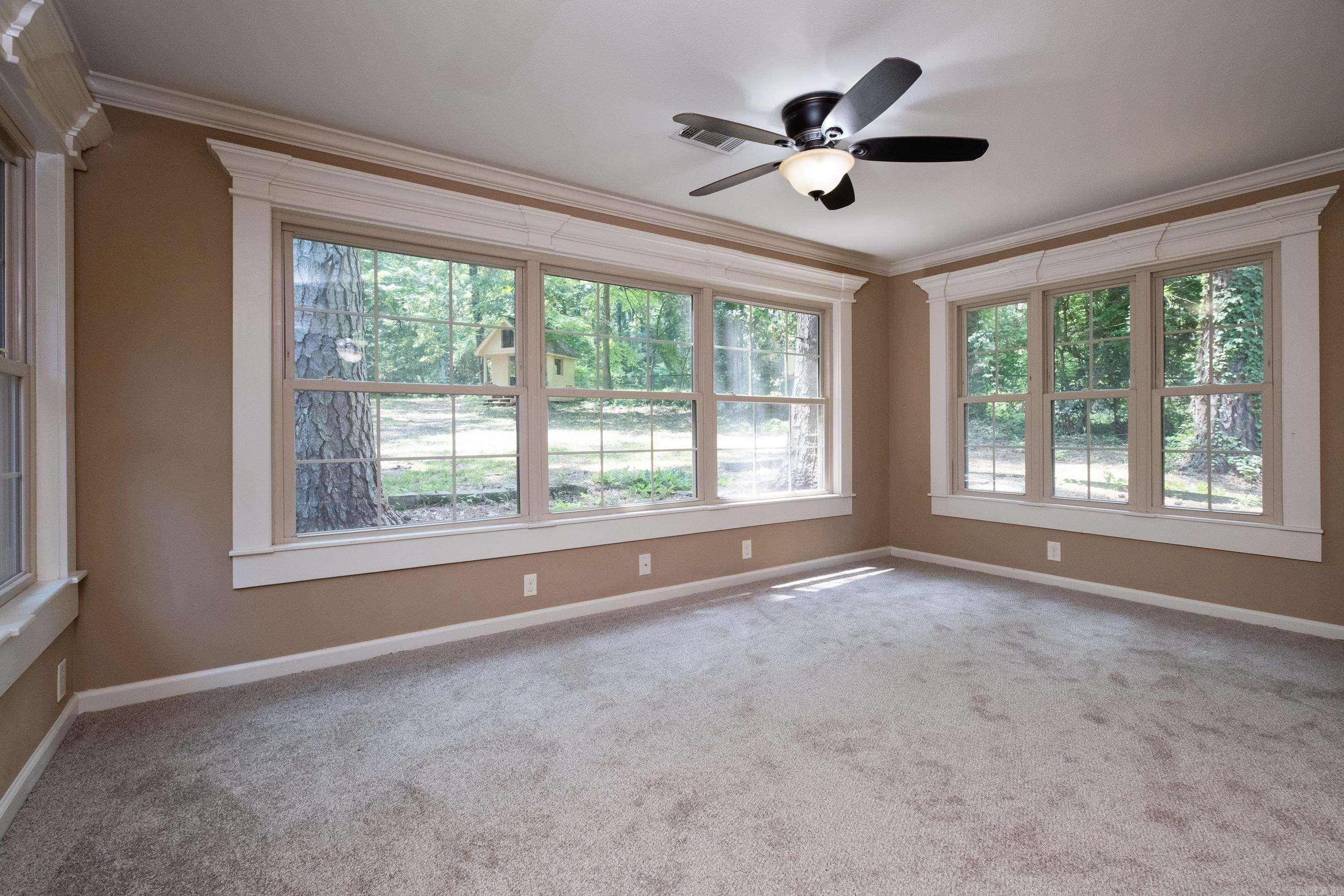 BEAUTIFUL LAKEVIEW - Residential