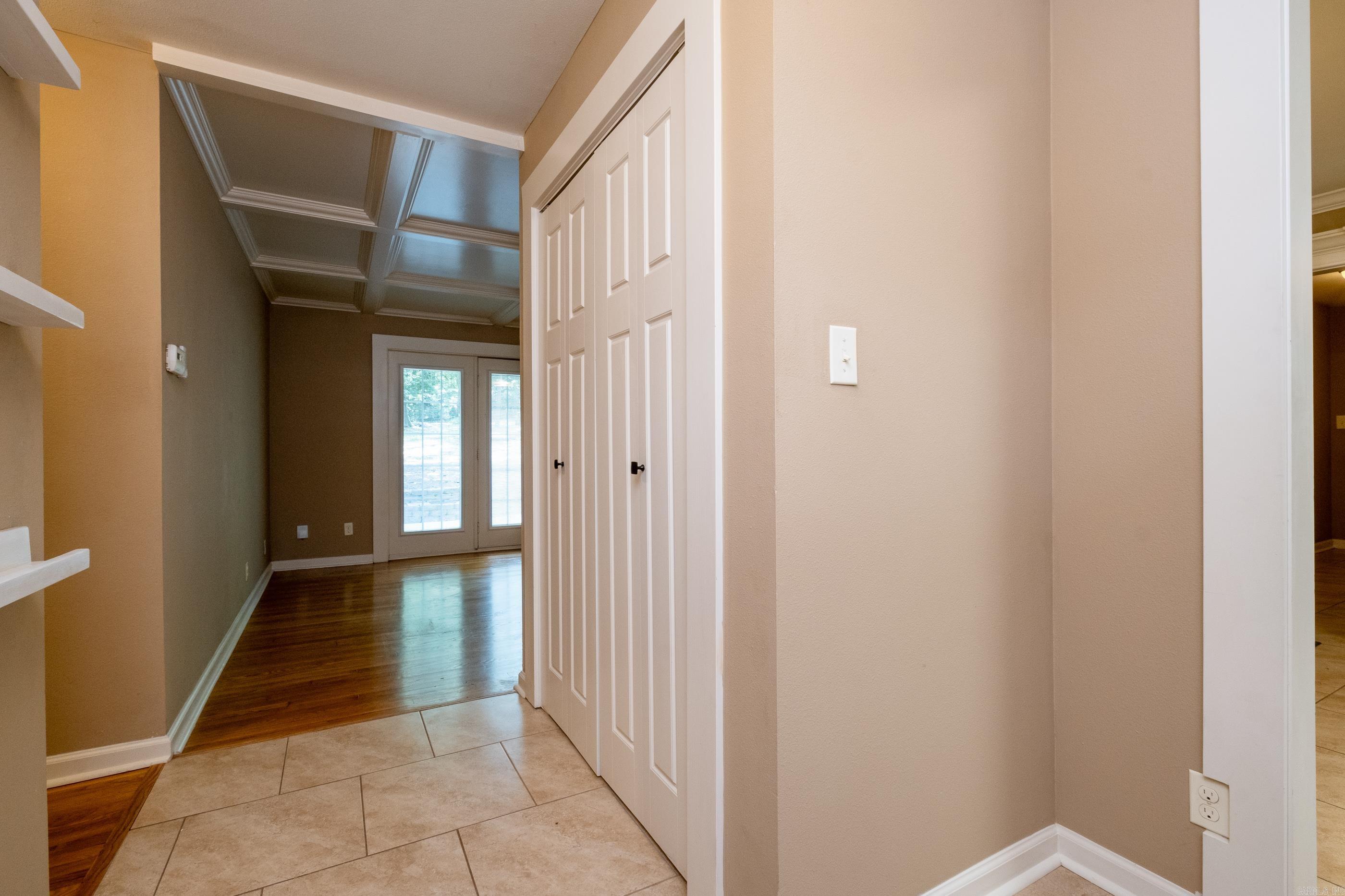 BEAUTIFUL LAKEVIEW - Residential