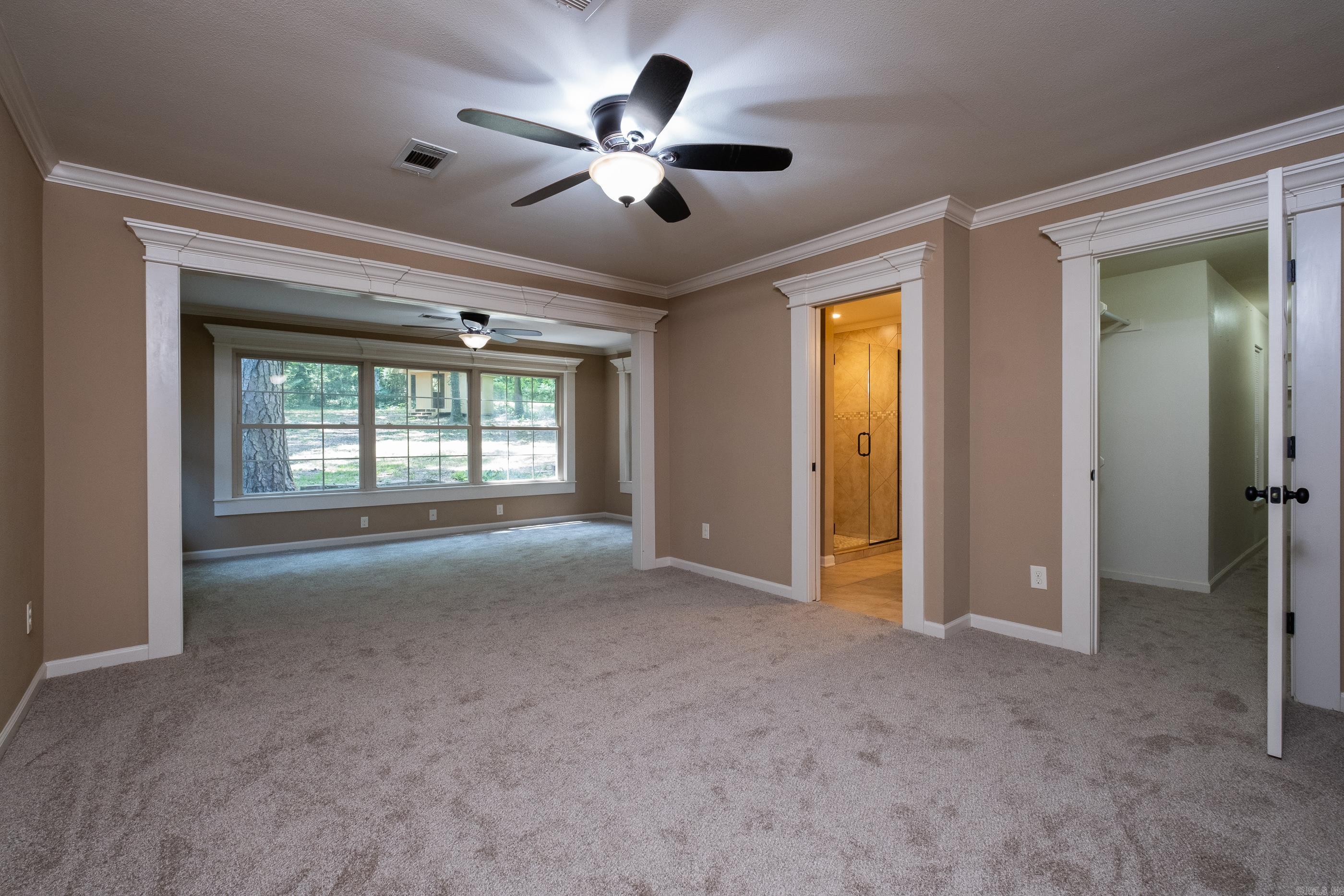 BEAUTIFUL LAKEVIEW - Residential