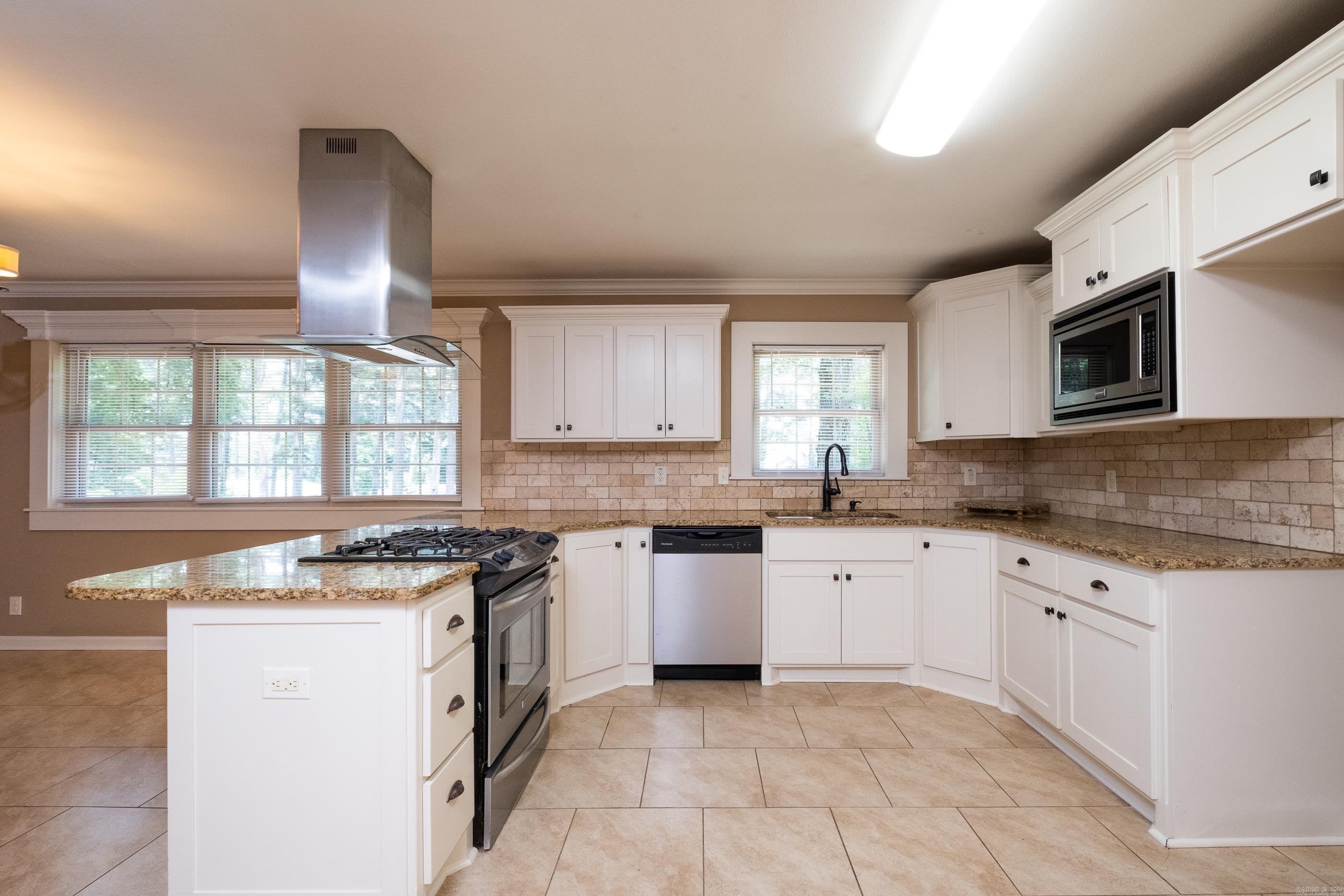 BEAUTIFUL LAKEVIEW - Residential