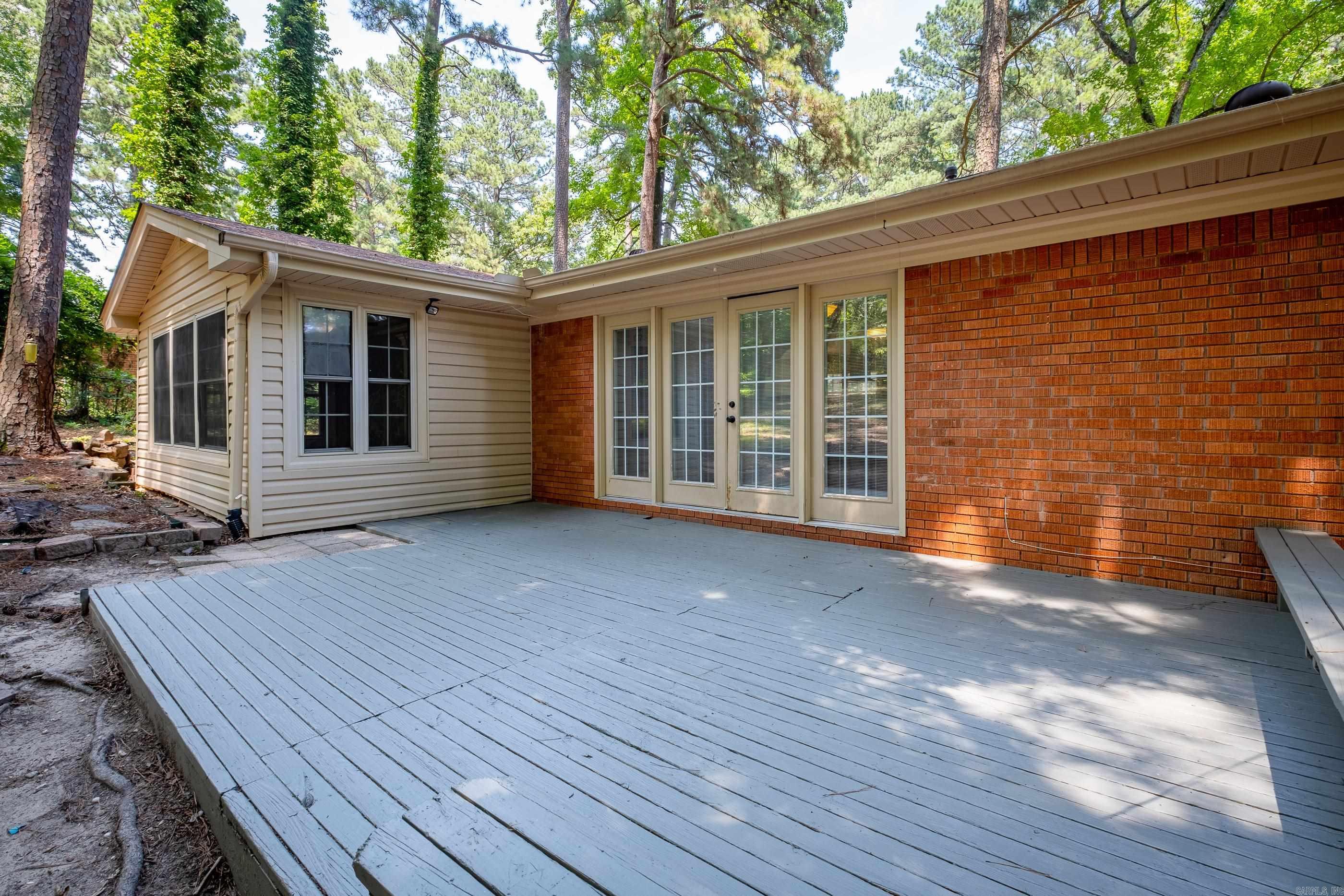 BEAUTIFUL LAKEVIEW - Residential