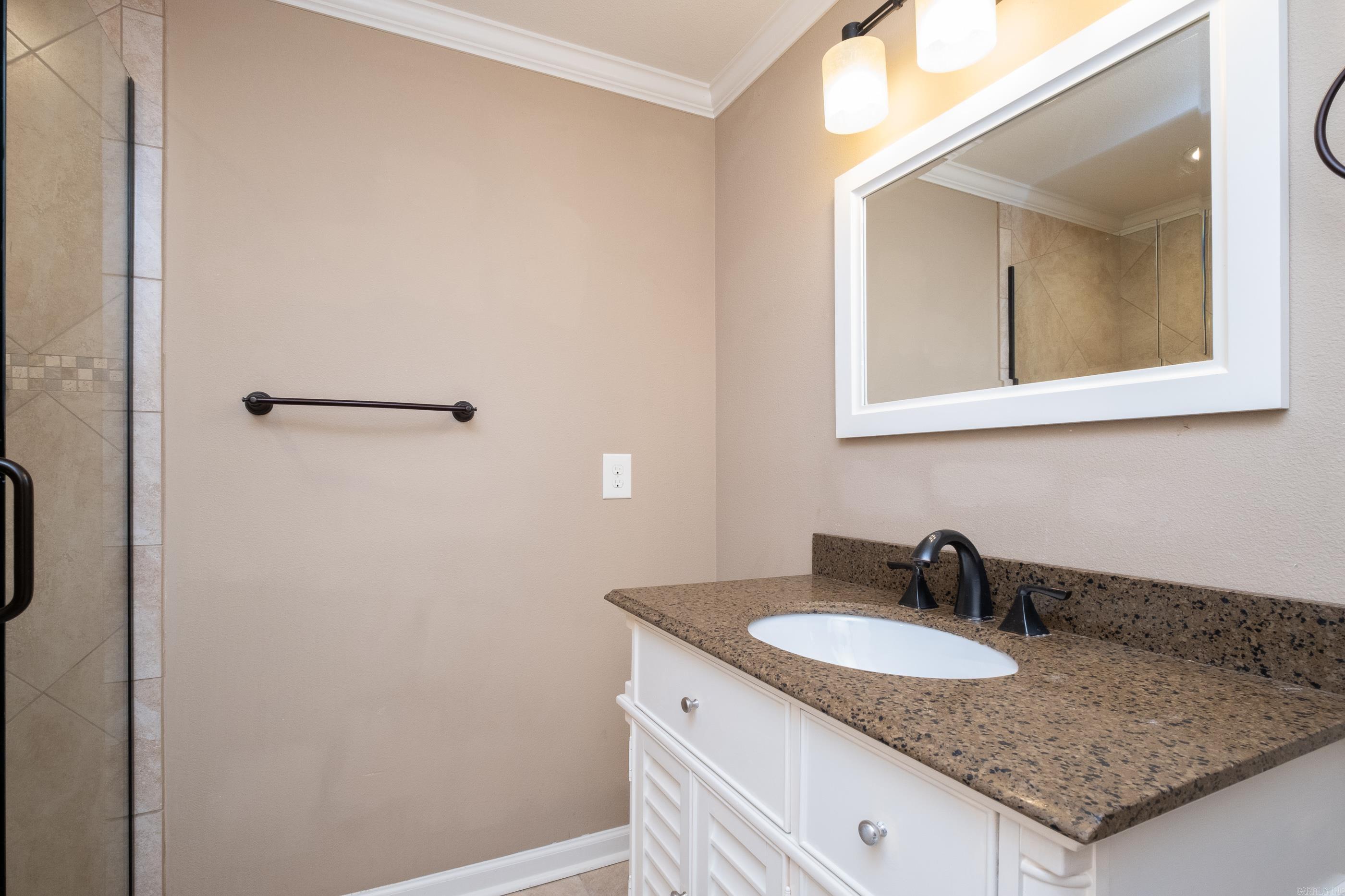 BEAUTIFUL LAKEVIEW - Residential