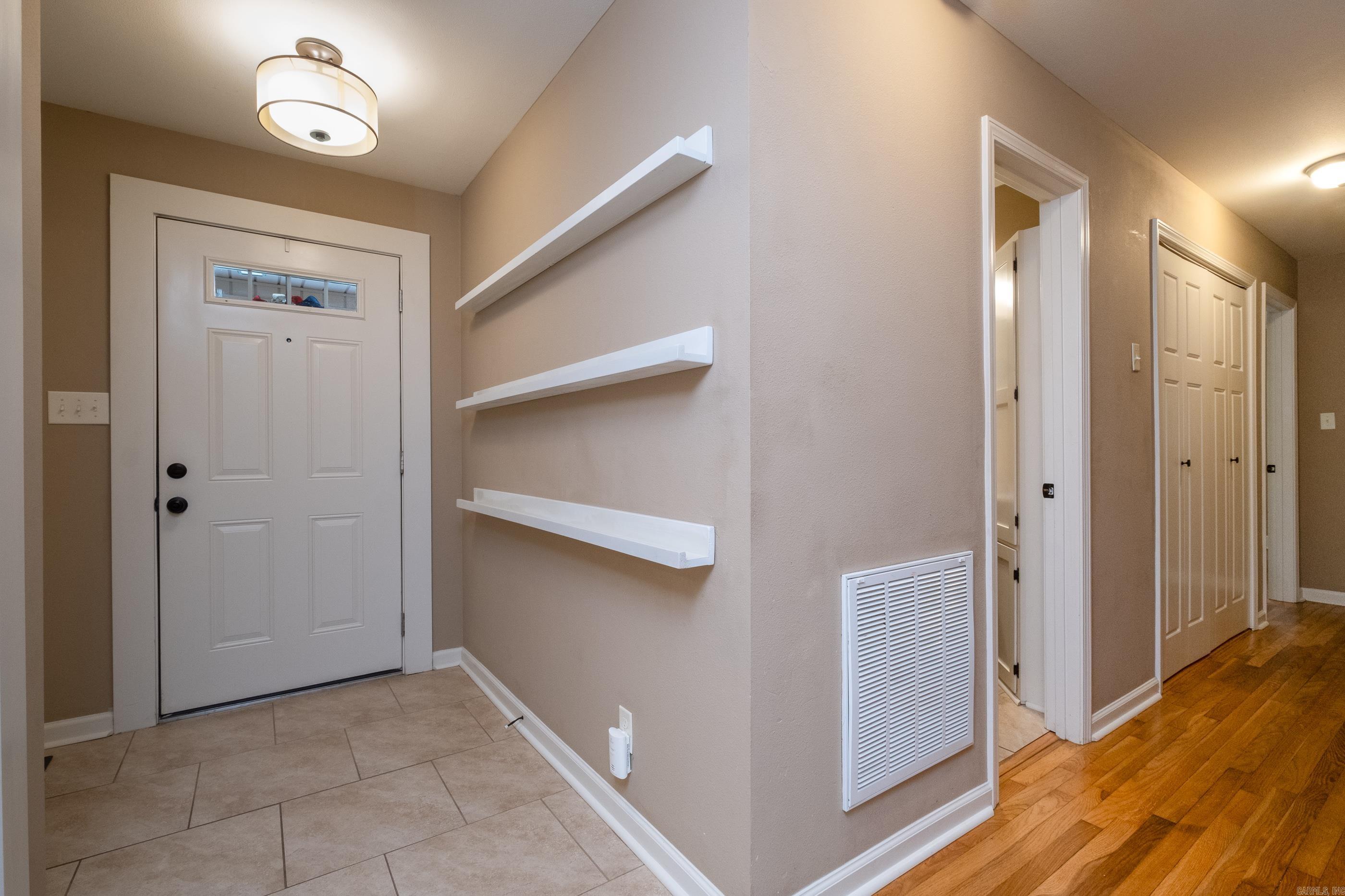 BEAUTIFUL LAKEVIEW - Residential