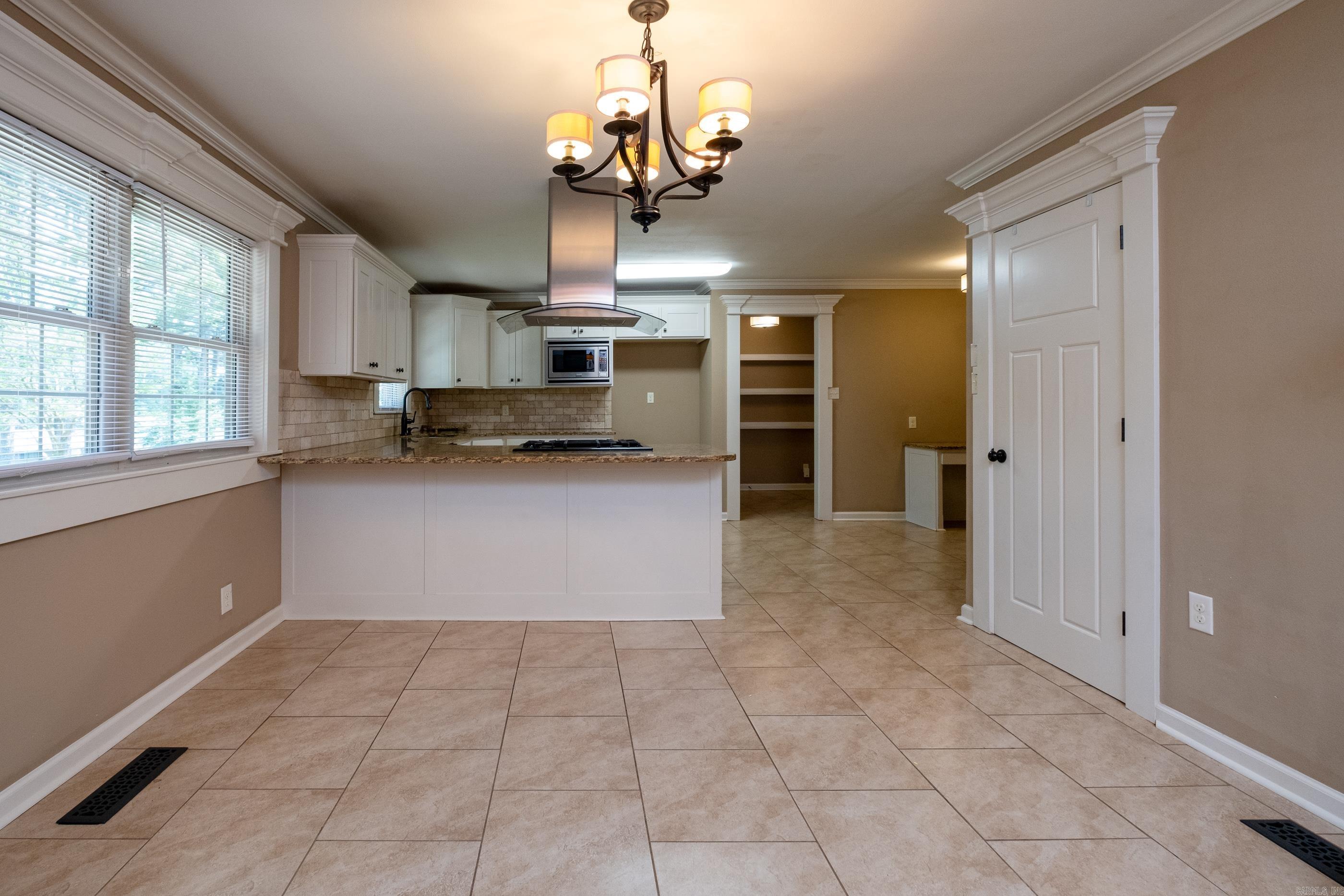 BEAUTIFUL LAKEVIEW - Residential