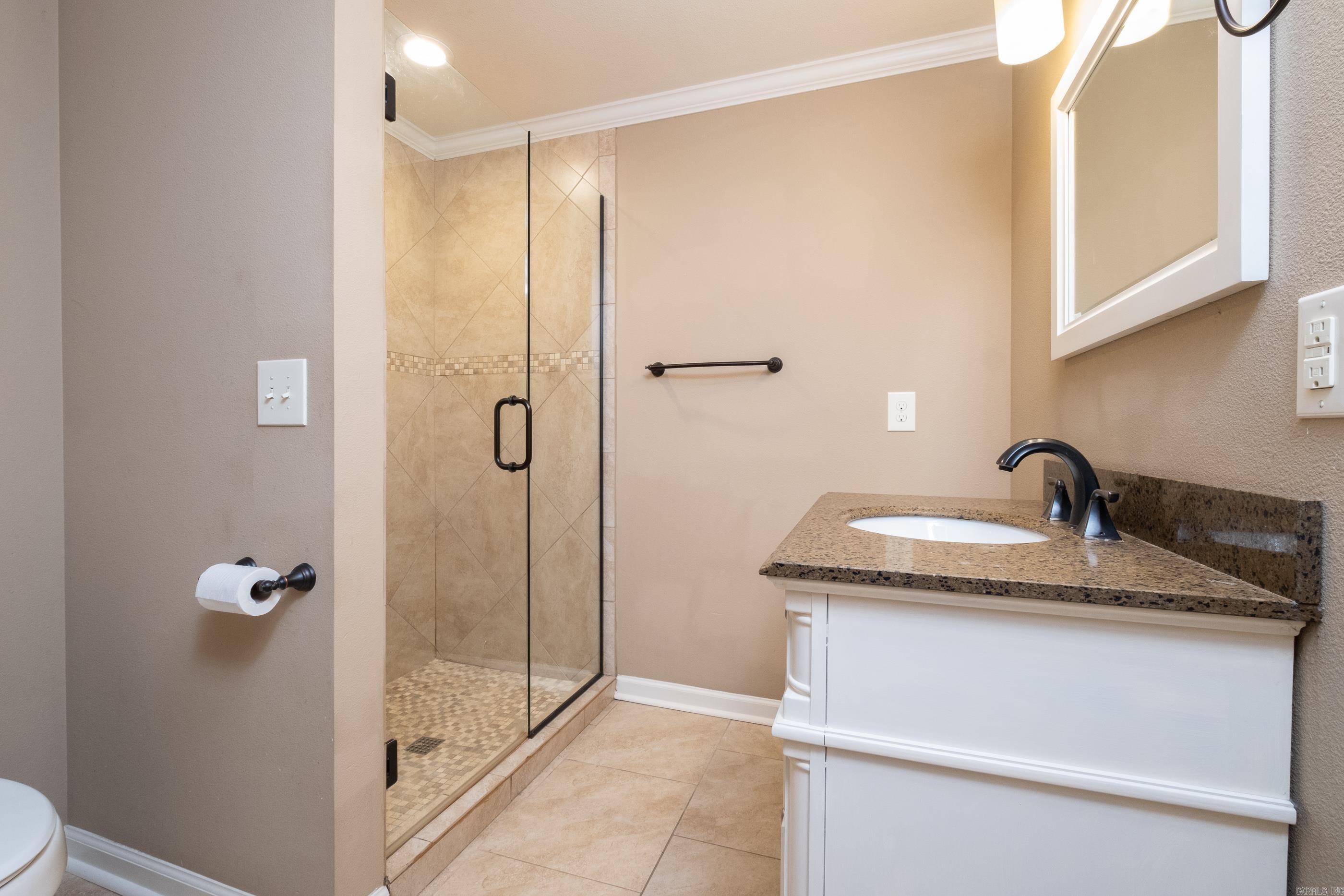 BEAUTIFUL LAKEVIEW - Residential