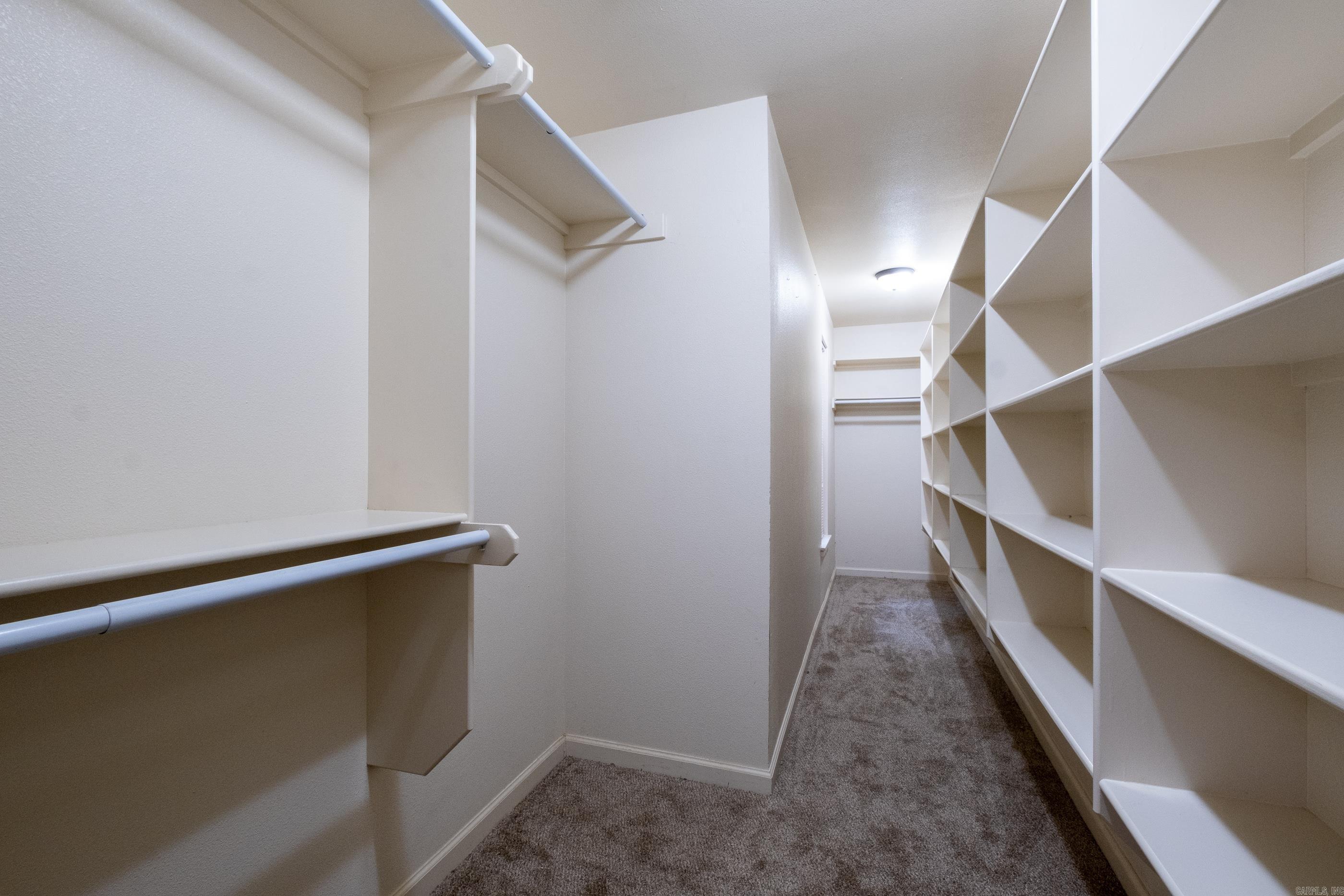 BEAUTIFUL LAKEVIEW - Residential