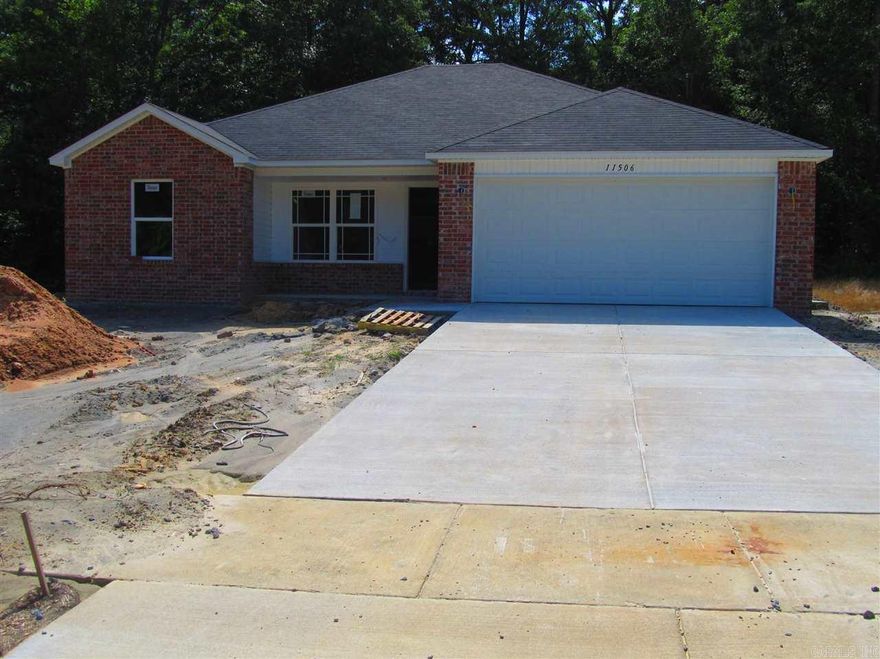 Carpet Living & bedrooms, 4x4 Patio, Black Kitchen Appliances, Chrome Plumbing Hardware. Ceiling Fans in Master / Living.