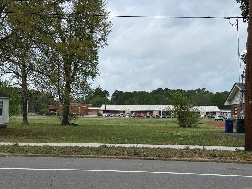 Perfect lot to build your home in Old Town Conway! Close to schools, colleges, churches , parks and Downtown.