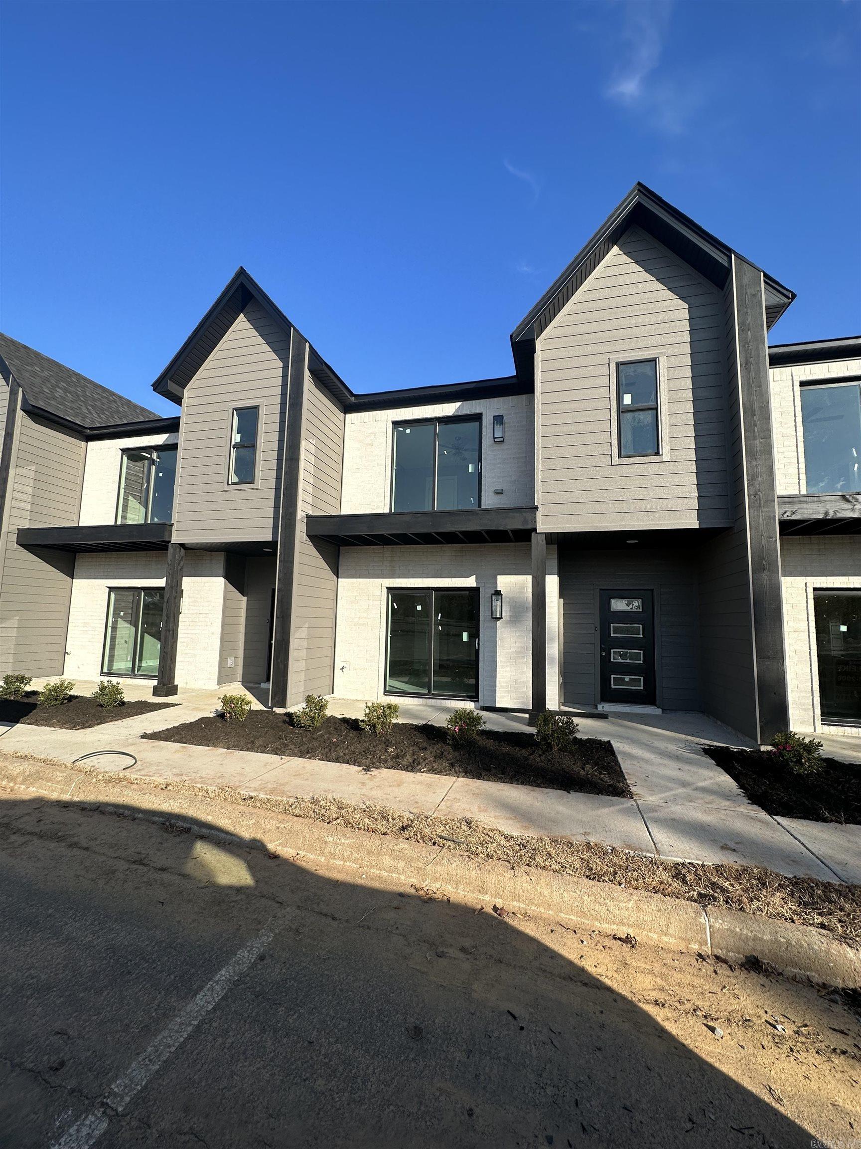 ISABELLE COURT - Residential