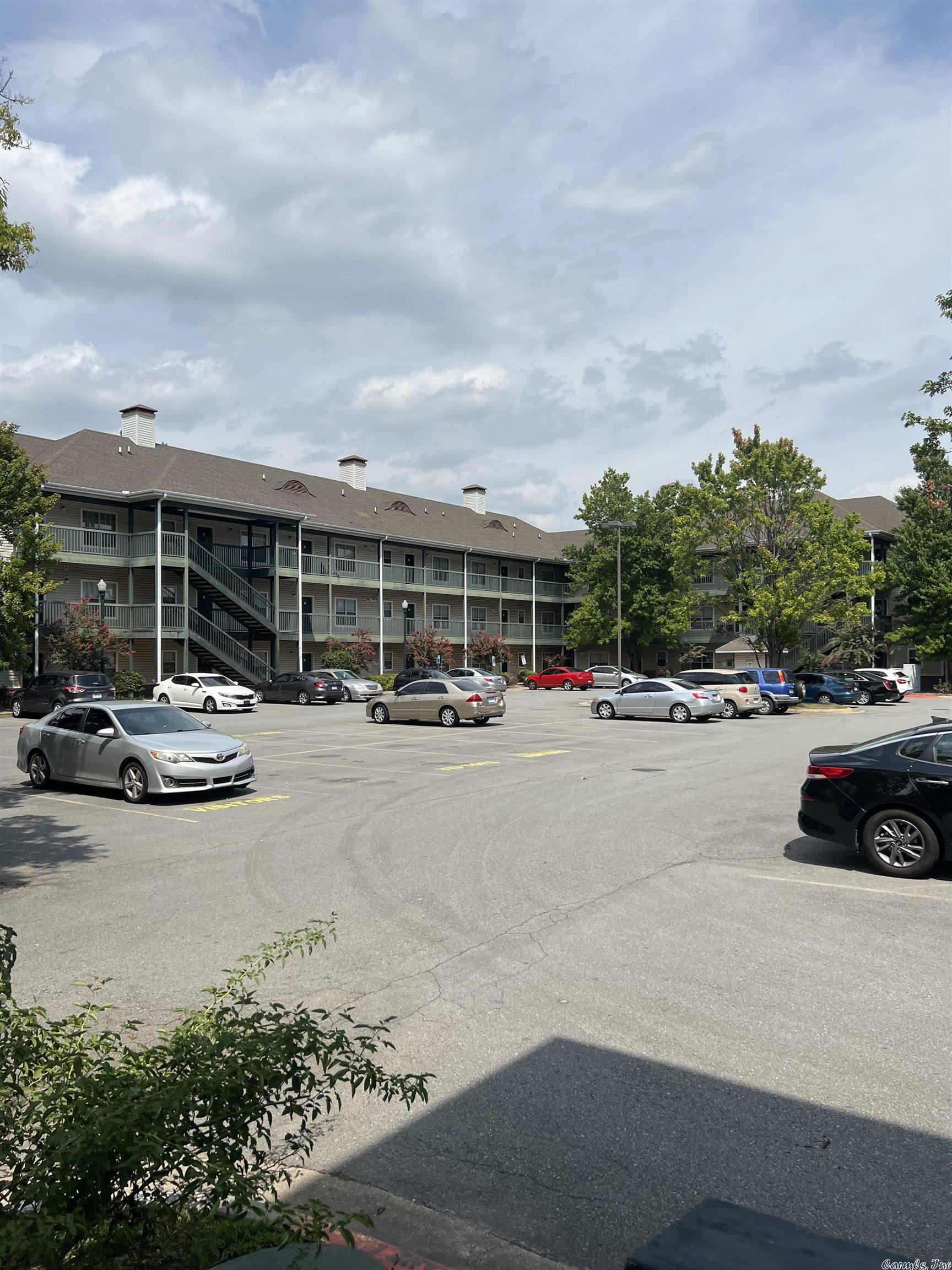 This complex is in the heart of Argenta Historic district. With restaurants walking distance away and easy freeway access this apartment is in prime location. Less than five minutes away and a trip across the river bridges you would land in Little Rock's River market area.