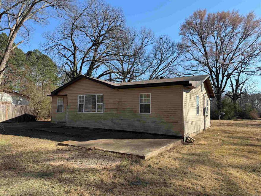 Tucked away on a quiet dead-end street in South Benton, this 3-bedroom, 1-bath home offers the perfect mix of privacy and convenience. Enjoy a peaceful setting while still being just minutes from downtown Benton’s shopping, dining, and everyday essentials. This move-in ready home is ready for you to make it your own. Call today to schedule your private tour!