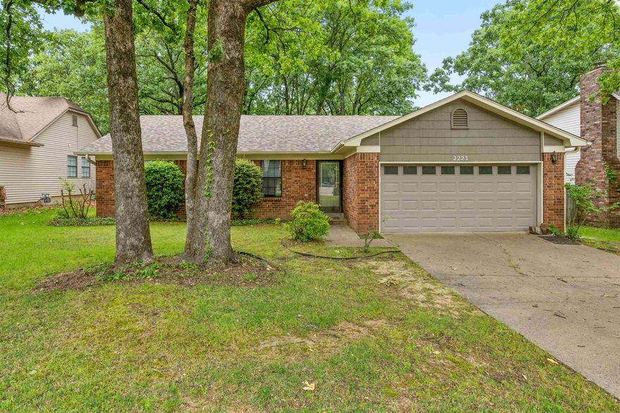 UPDATES UPDATES UPDATES! This beautiful 3 bed, 2 bath home is located in the heart of Sherwood! Granite countertops! New Paint! Newer HW Heater! New Garage and Garage Door Opener! NEW ROOF! NEW CARPET IN BEDROOMS! And the backyard?? Just Wow! STUNNING SCREENED IN BACK PORCH! Updated lighting throughout! Breakfast bar! There's so much about this one, you just have to see for yourself! Come see it today! SEE AGENT REMARKS