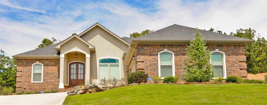 Beautiful custom built home with an open floor plan & all the extra detail.  Den has wood floors, tons of windows & is open to the kitchen and built in wet bar.  The kitchen has rich wood cabinets, granite counter tops, & high end appliances.  Split bedroom plan with a large master that has trey ceilings & crown molding & approx 12 X 12 master closet.  It is every womens dream.  Side load garage, sprinkler system, and backyard patio.  Come see this fabulous home today.