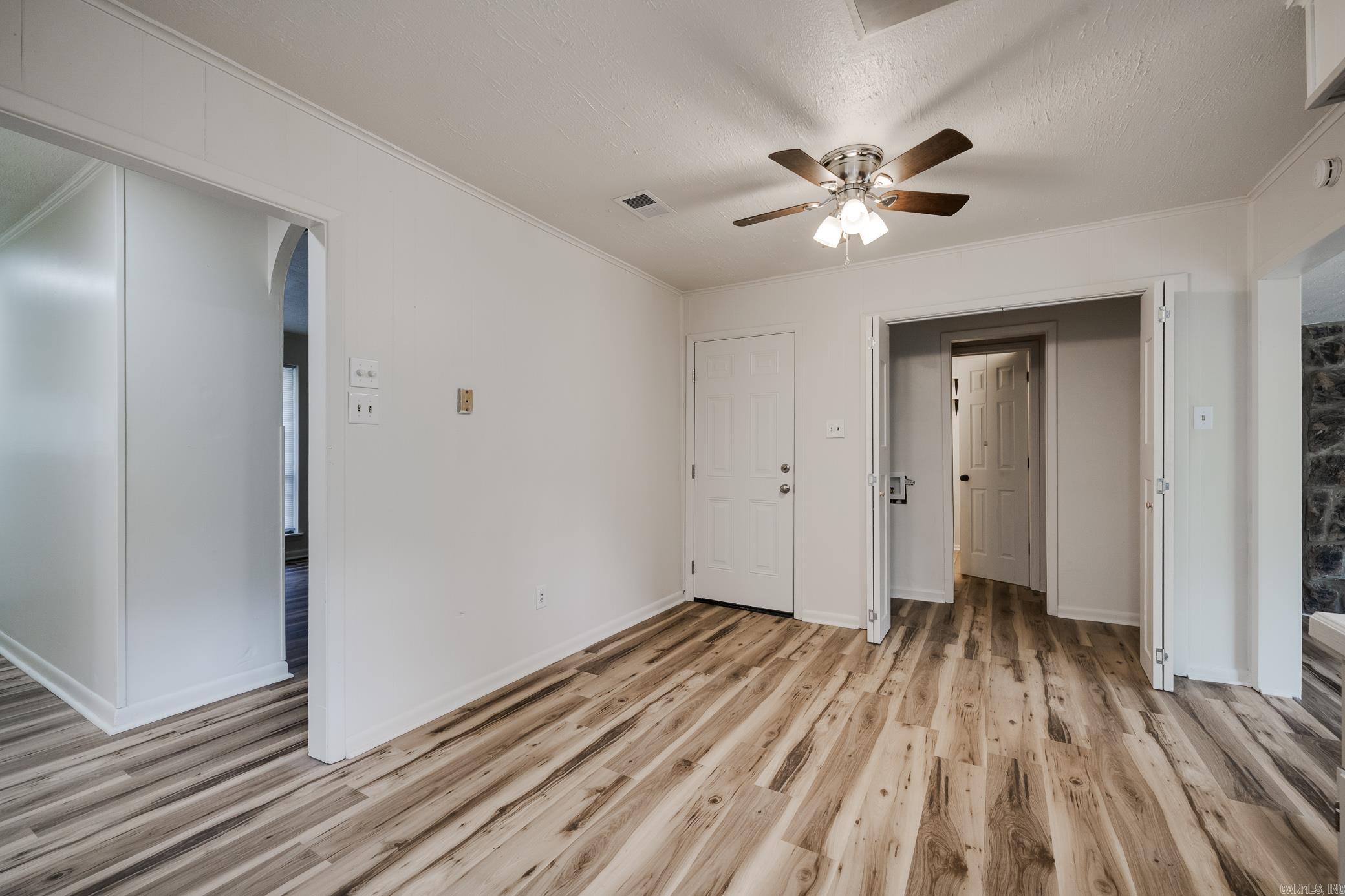 TOWERING OAKS - Residential