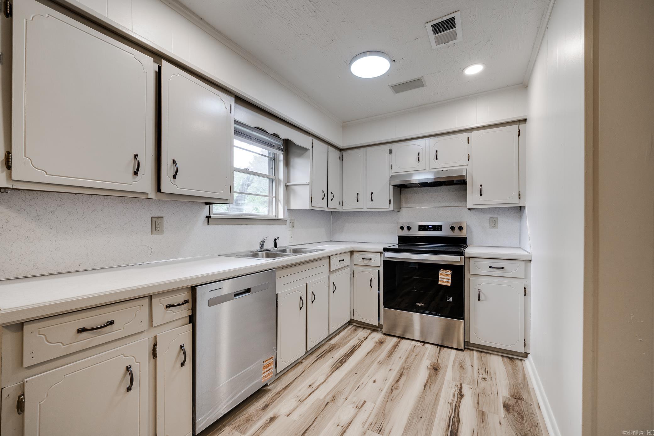 TOWERING OAKS - Residential