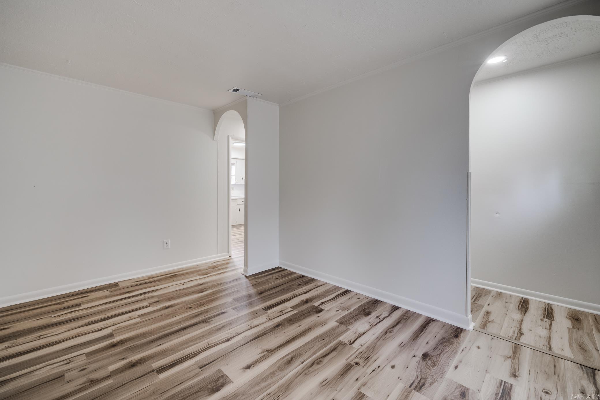 TOWERING OAKS - Residential