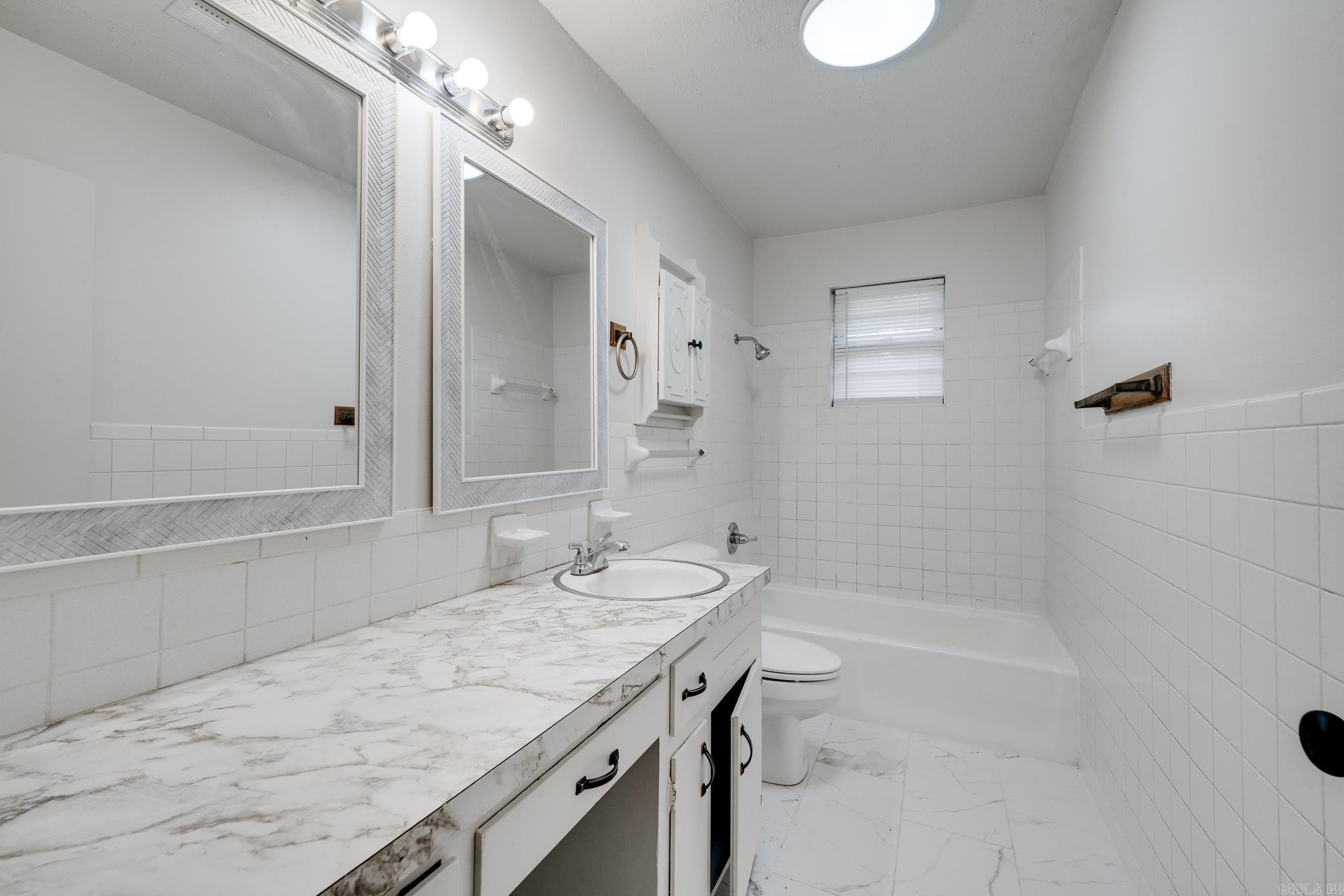 TOWERING OAKS - Residential