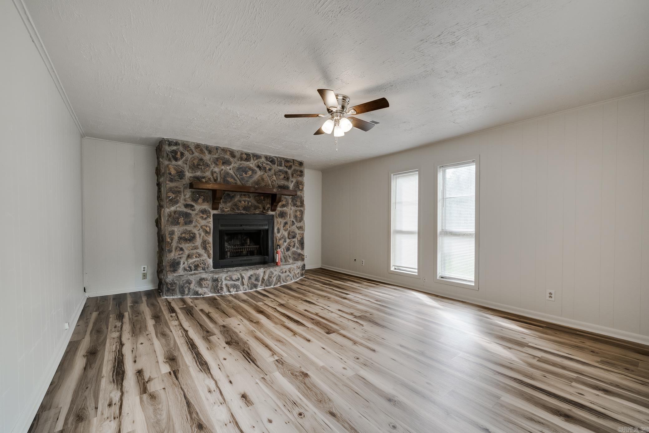 TOWERING OAKS - Residential