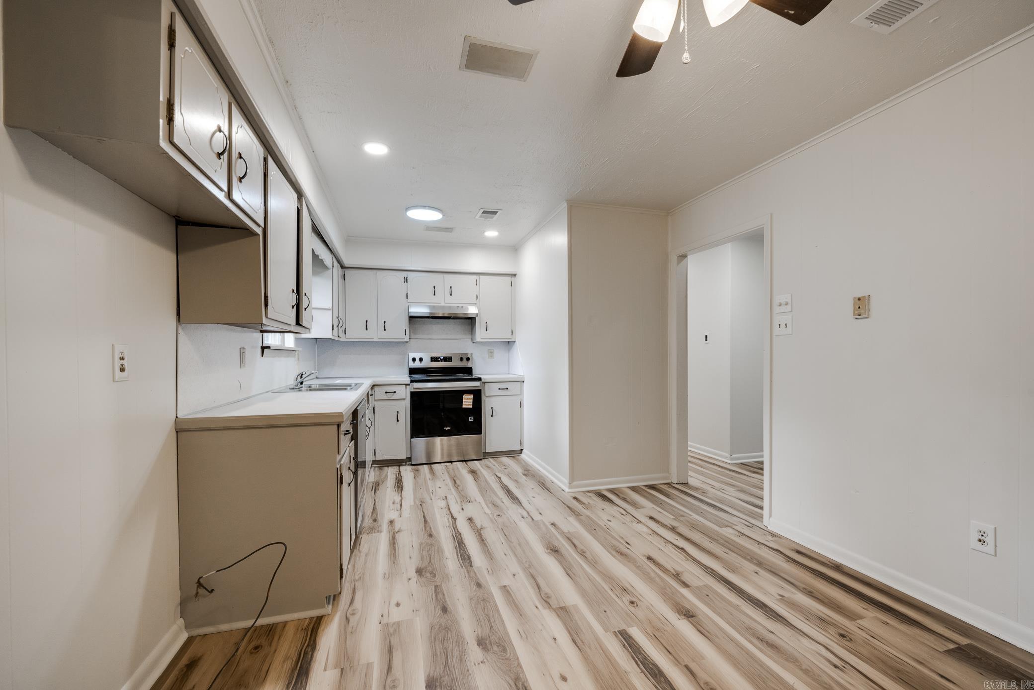 TOWERING OAKS - Residential