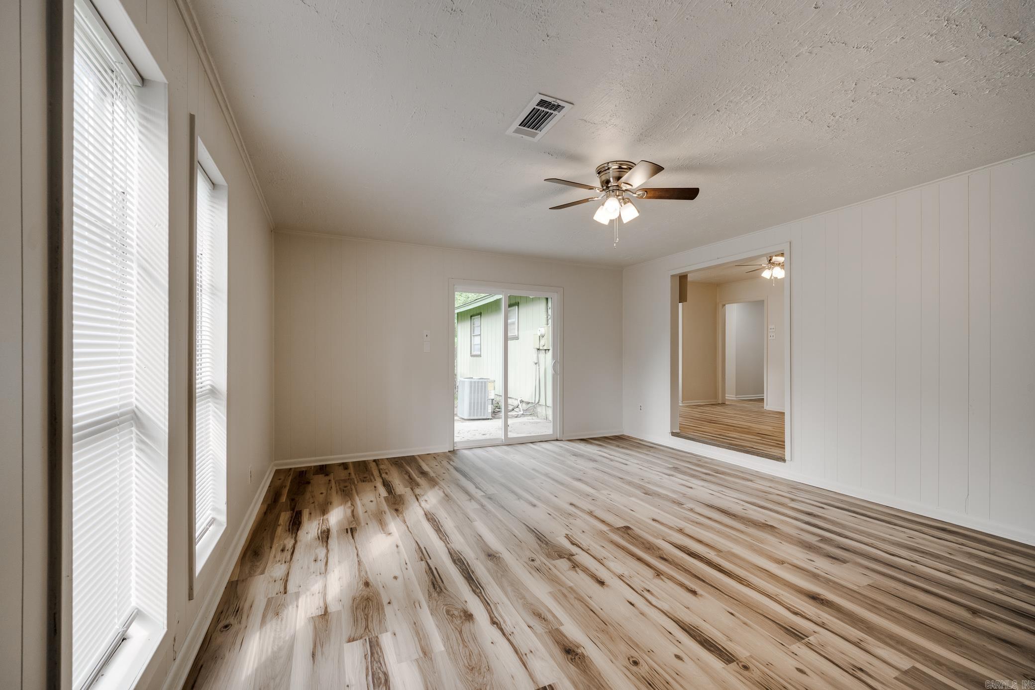 TOWERING OAKS - Residential