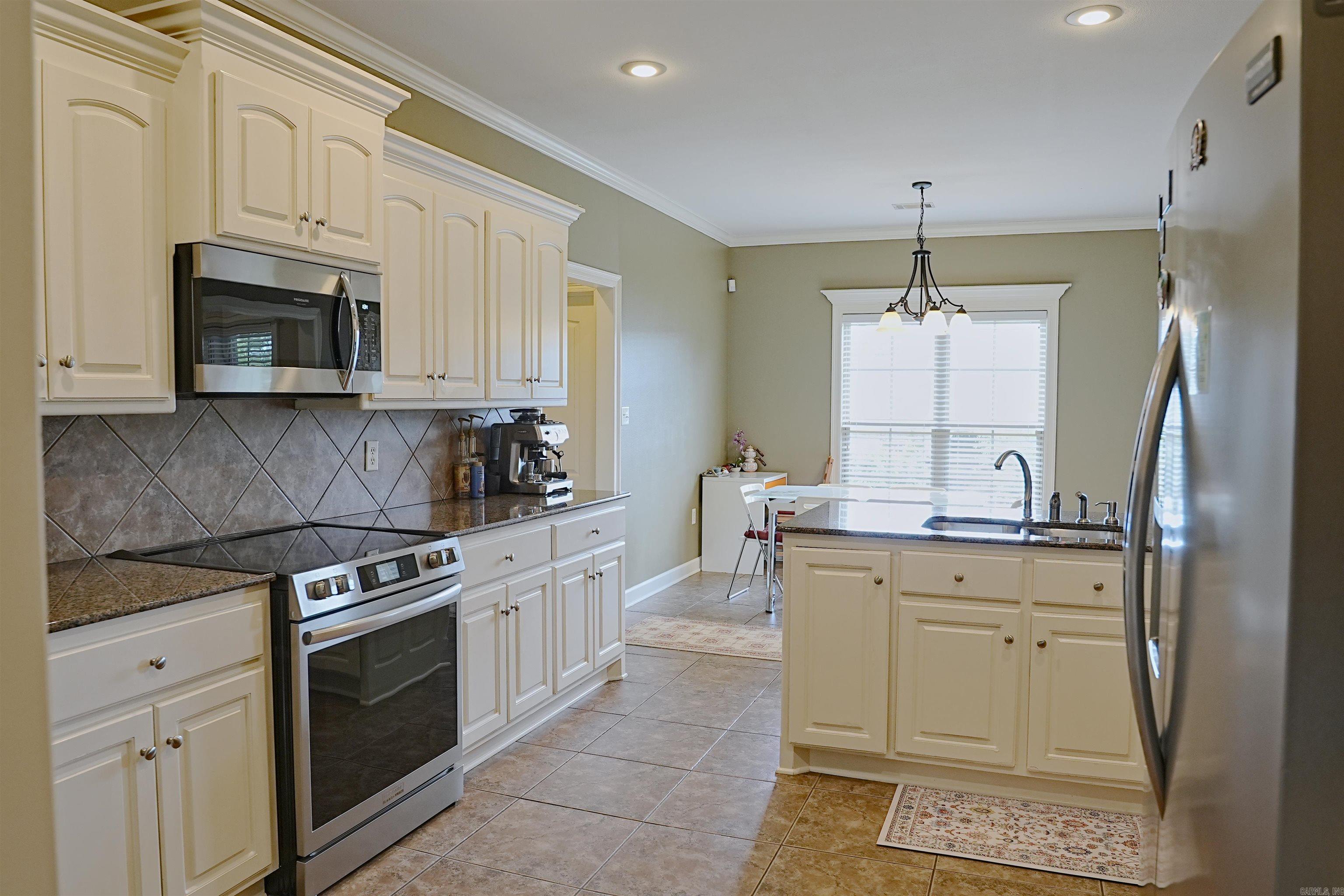 CAPITOL LAKES ESTATES - Residential