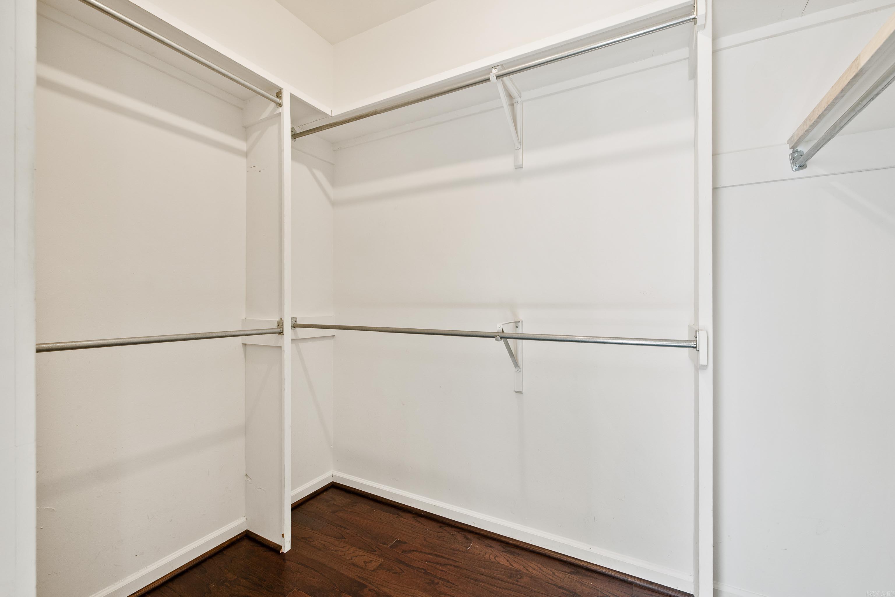 WESTBURY - Residential