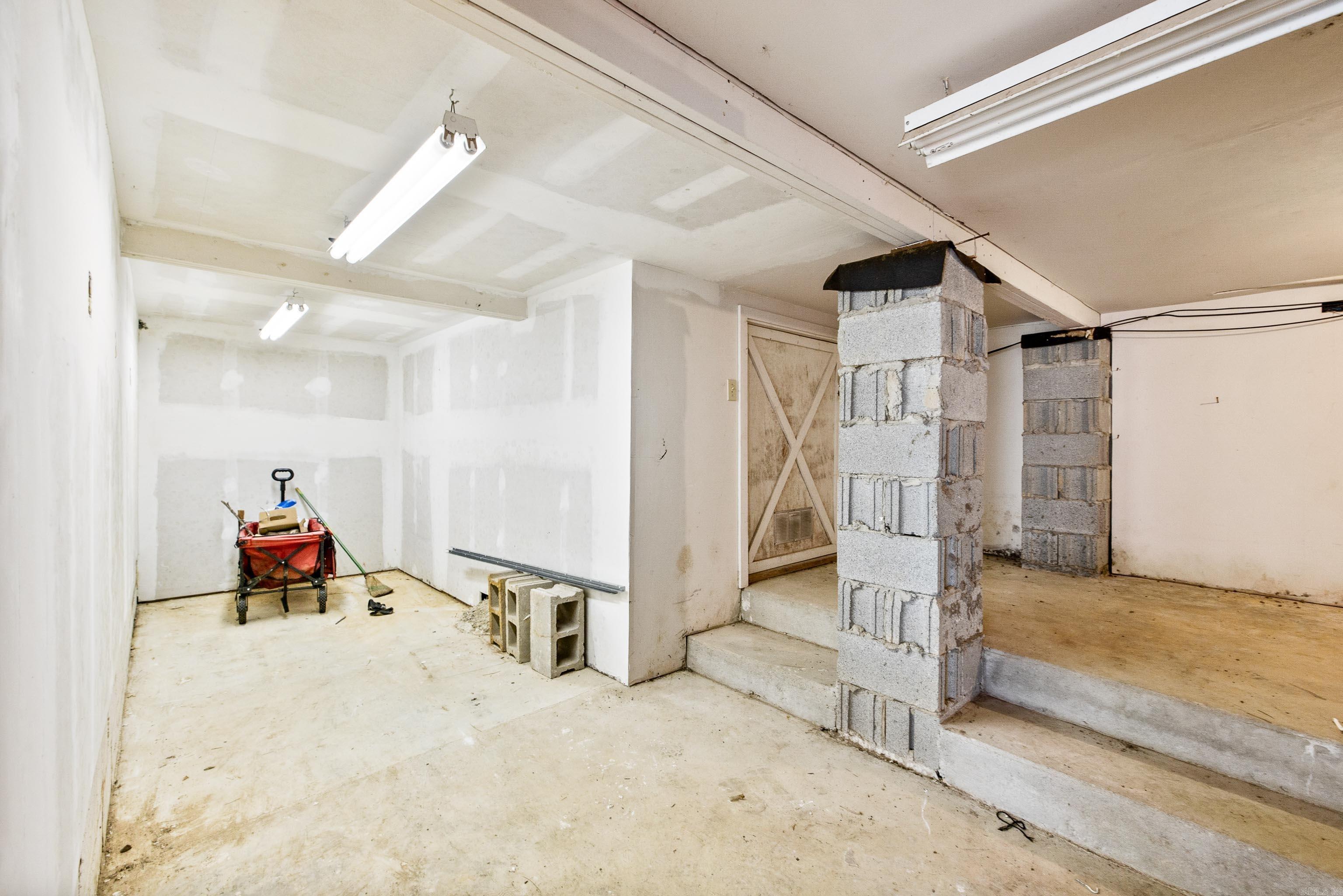 WESTBURY - Residential