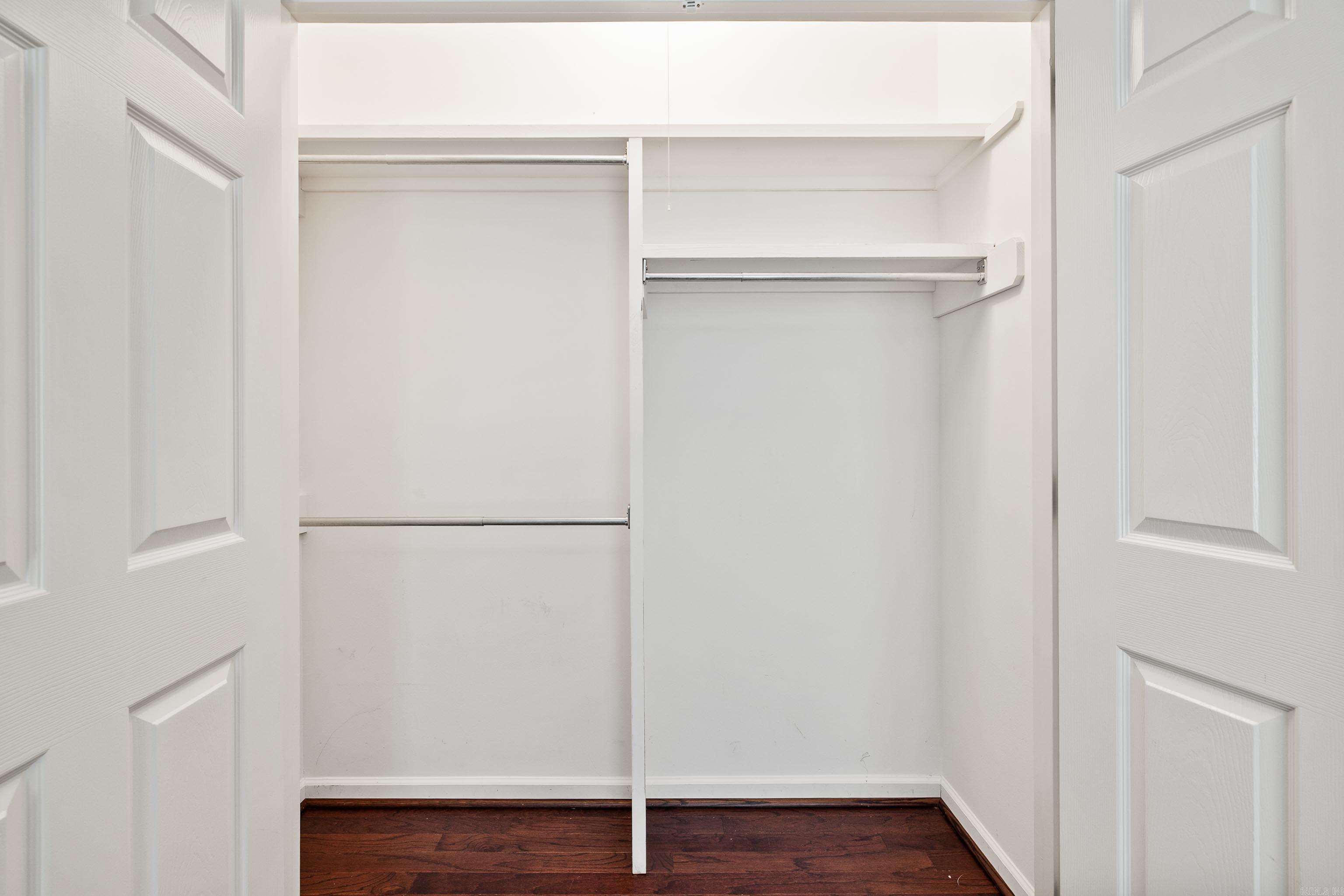 WESTBURY - Residential