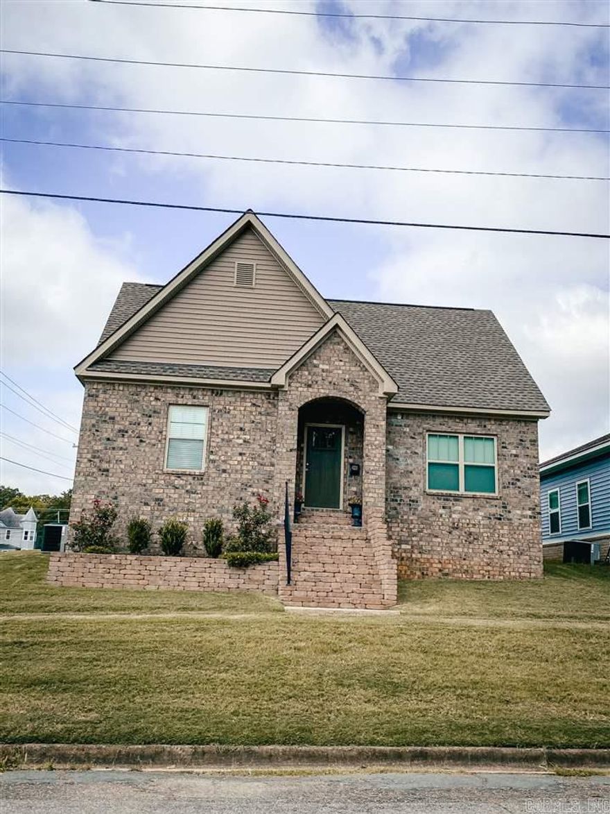 Super cute, newer home in the heart of downtown Benton, within walking distance of the downtown square. Granite counter tops, walk in closets, and a lot of custom finishes. 2 car garage. Tenant provides washer, dryer, and refrigerator. One year lease minimum.