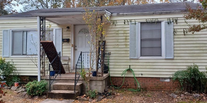 Investor Alert!  Super cute 2 bed / 1 bath home with a detached 1 car garage.  Large, fenced backyard.  Agents, see remarks!