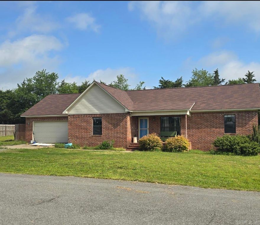 Nice home on large lot in Carrell Circle subdivison in Damascus.
