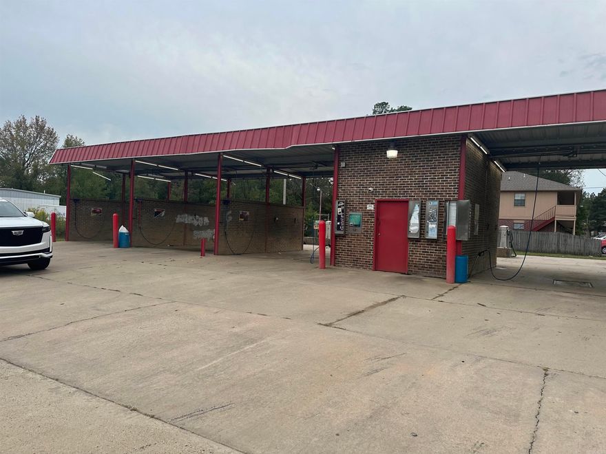 GREAT INVESTMENT PROPERTY!  GOOD INCOME AND OPPORTUNITY FOR SOMEONE TO GROW A NEW BUSINESS! CALL TODAY FOR MORE INFO!