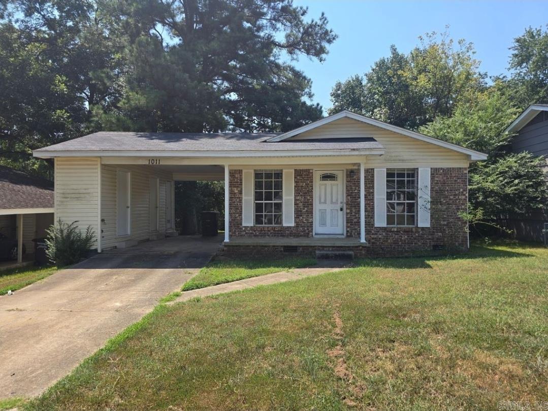 Cozy updated 2 bedroom, 1 bathroom home available for Lease. Perfect for a small family or Roommates.