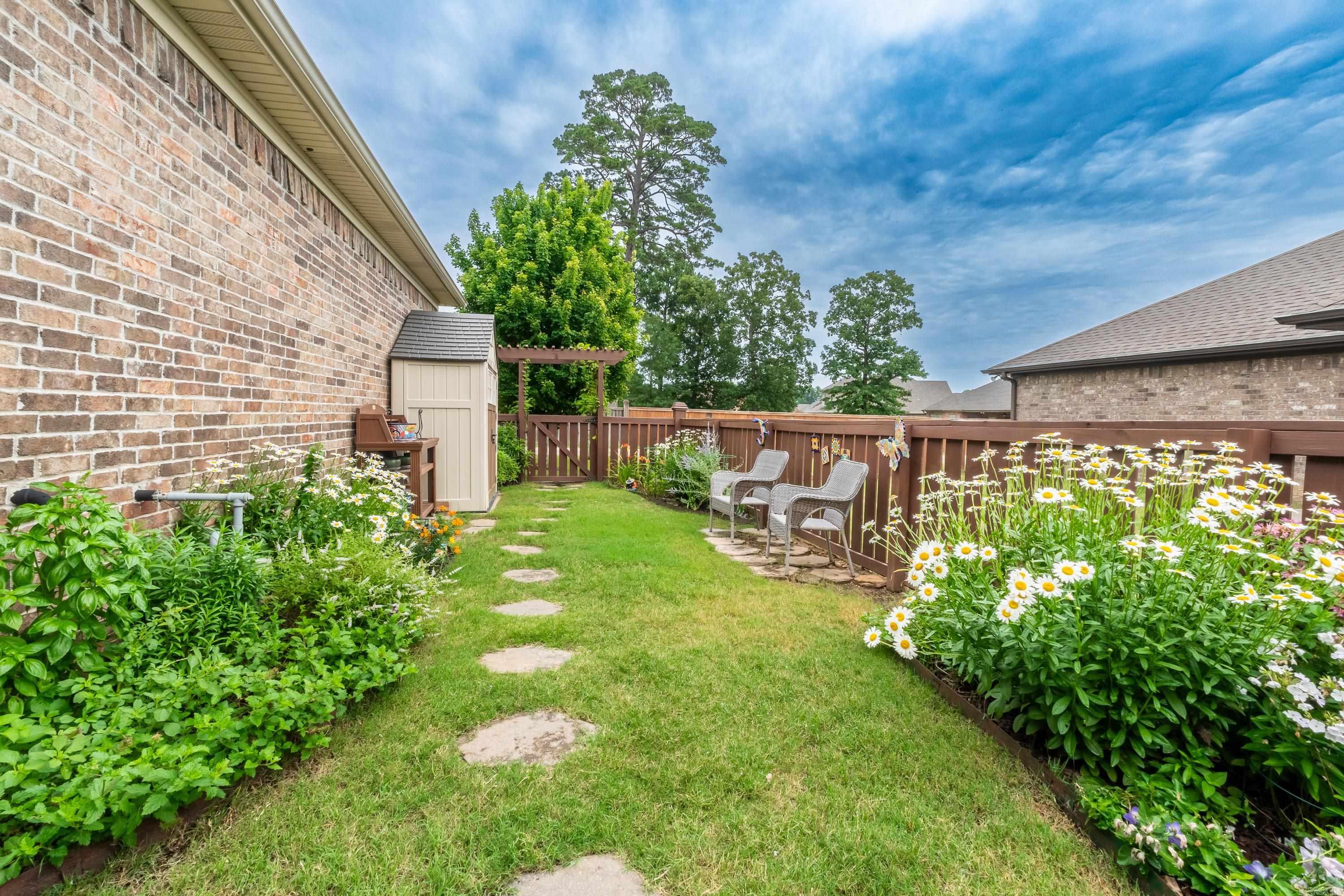 COUNTRY CLUB OF ARK THE - Residential