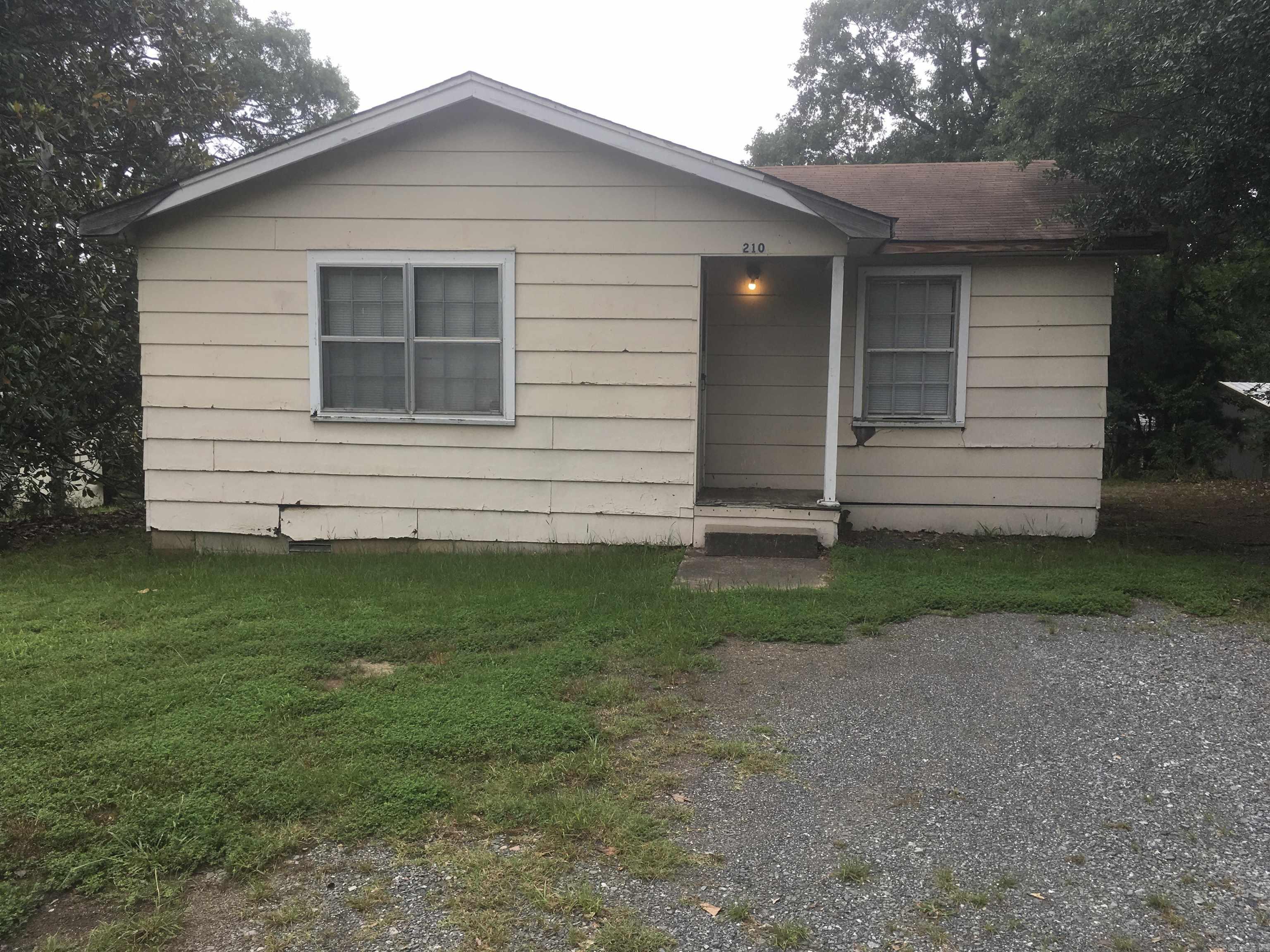 Located not far from the popular Scotty’s and Dollar General for your convenience, you will find this gem nestled next to a gorgeous Magnolia tree that blooms seasonally. The half acre gives you room to stretch, and this cozy fixer upper gives you the opportunity to customize with 2 bedrooms and 1 bathroom , the water heater was installed in 2024 so you’re all set. A great starter or retirement home! More pictures to come