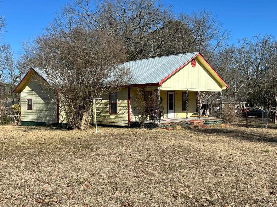 COURT DIRECTED REAL ESTATE AUCTION - FRI, MAR 7, 10AM:  Blackmon Auctions and Thomas Blackmon Realty will be hosting a real estate auction for 1906 Scott Salem Rd. on Friday, March 7th at 10:00am at 4583 Congo Road in Benton. Don’t miss this great opportunity to bid on a home to call your own or the chance to produce rental income. This cozy home is located a quarter mile off highly traveled Congo Road. Mark your calendar and make plans to be there! Reach out to our helpful staff for additional details. See our website for all associated properties being offered at this auction. o 2BR/1BA o 1,120 sq. ft. o Storage barn  TERMS FOR THE AUCTION: • Must Have Proof of Availability of Funds to Register. • 10% Buyer's Premium added to bidder’s final purchase price. • Closing in 30 Days. • Sold AS IS, WHERE IS. • No Contingencies. • No Exceptions Will Be Made. • Earnest Money in The Amount of 10% - Preferably in the Form of a Cashier’s Check - Payable to Thomas Blackmon Realty - Due Day of the Auction.