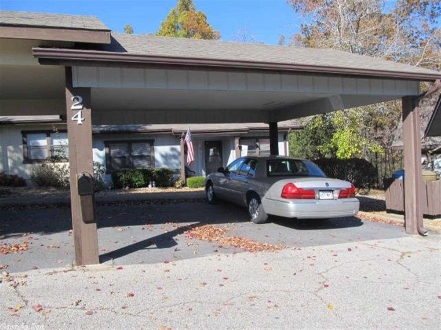 Great one level townhouse located close to town-center. Two bedrooms - approximately 1120 square feet. Glass enclosed Arkansas Room. This is the perfect place to watch for wildlife nature at its best! All appliance are included!