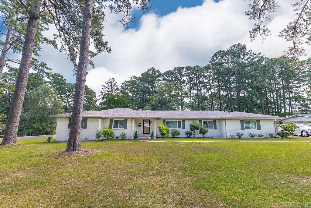 633 Lakeside offers plenty of room both inside and out. With 4 bedrooms and 2.5 baths, thereās space for everyone to spread out without feeling crowded. The corner lot gives you a little extra breathing room, and the fully fenced backyard makes it easy to enjoy time outdoors. Inside, youāll notice beautifully chosen updates in the kitchen and bathrooms that give the home a fresh, welcoming feel without losing its warmth. The layout is practical and comfortable, with gathering areas as well as private spaces when you need them. The half bath is a nice bonus for guests, and the bedrooms are set up so everyone has their own place to retreat to. Youāll find this home in a spot that feels settled and welcoming, while still being convenient to everything Camden has to offer. If youāve been looking for a place with space, privacy, and thoughtful updates already in place, 633 Lakeside is one to see.