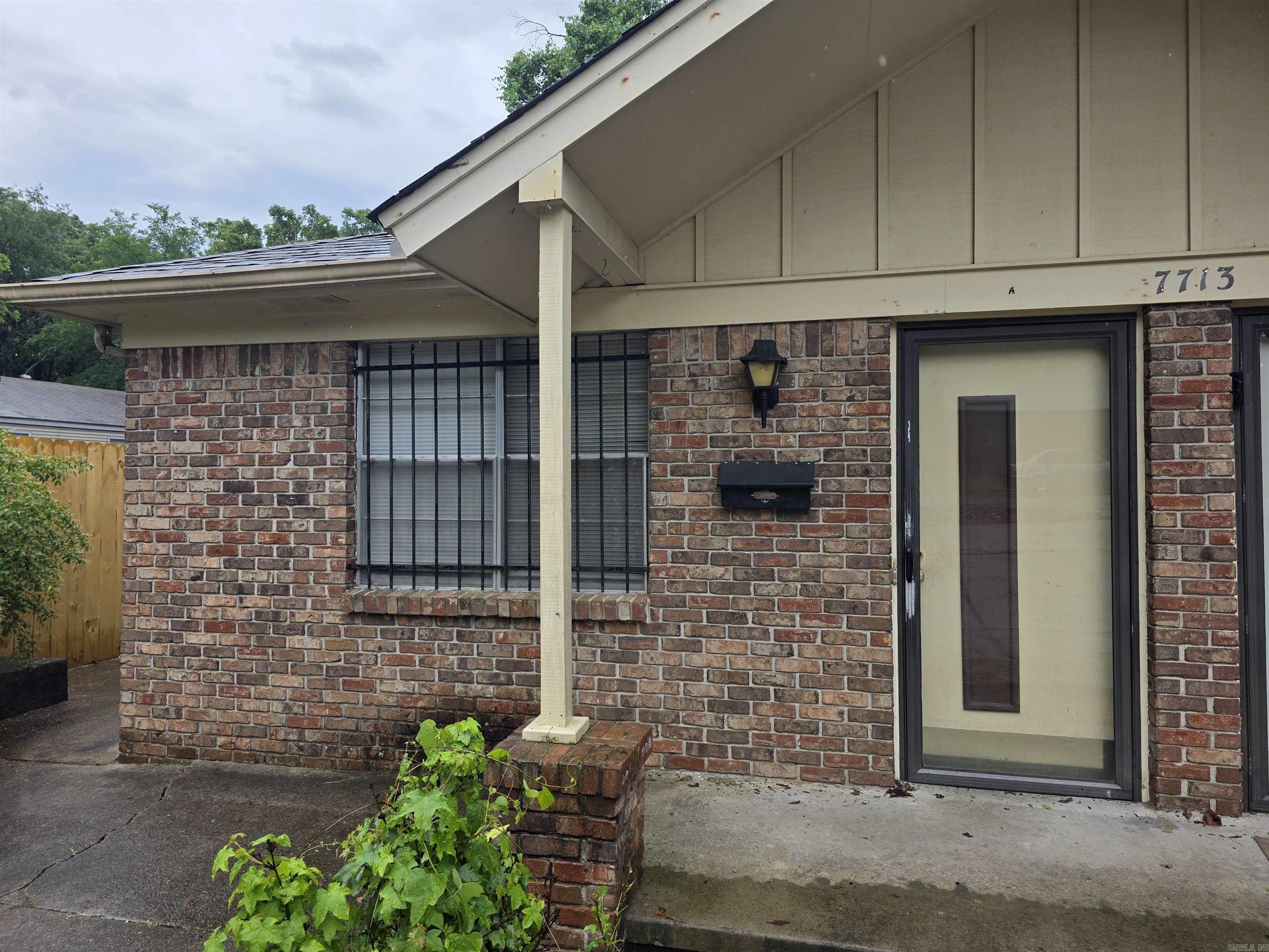 Charming 2BD/1BA duplex in midtown Little Rock that is waiting for you to call home. Close to shopping, dining, and much more! This property is managed by Hoffman Team so beware of scammers - we will never ask you to Cashapp us money. The lease for this property is for 18 months to 2 years with a 3% increase after the first year. Income must be 3x the amount of rent per month unless you have a housing voucher. Deposit, first month’s rent, and the $50 administration fee due before move in. The weight limit for pets at this property is 25 LBS.