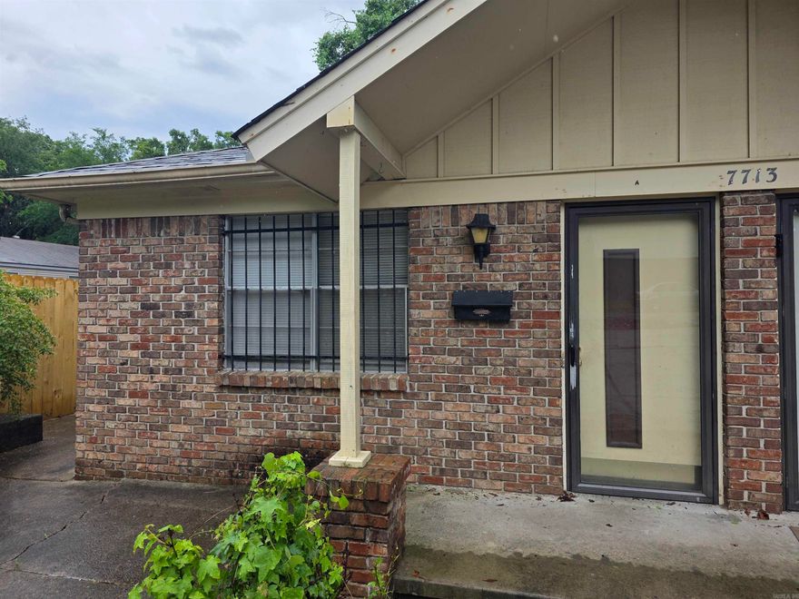 Charming 2BD/1BA duplex in midtown Little Rock that is waiting for you to call home. Close to shopping, dining, and much more! This property is managed by Hoffman Team so beware of scammers - we will never ask you to Cashapp us money. The lease for this property is for 18 months to 2 years with a 3% increase after the first year. Income must be 3x the amount of rent per month unless you have a housing voucher. Deposit, first month’s rent, and the $50 administration fee due before move in. The weight limit for pets at this property is 25 LBS.