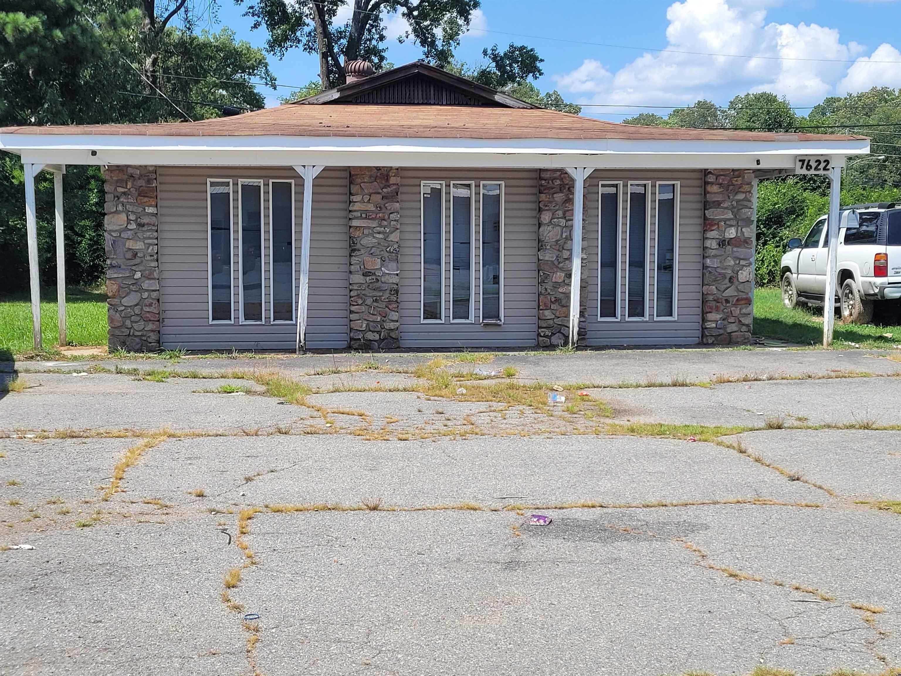 Building with adjacent lot. Seller has never occupied the building. He was told that once was a dentist office (?). The building is solid, zoned Z-3. It could be many things, from offices, or beauty saloon, etc. The adjacent lot to the right of the building fronts to Chicot road. Seller used to rent space for a food truck next to the building. Two lots! Lots of traffic every day thru Chicot Rd. Llame tambien en Español, le podemos ayudar.
