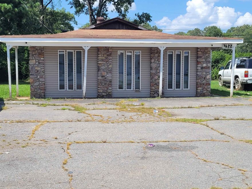 Building with adjacent lot.  Seller has never occupied the building.  He was told that once was a dentist office (?).  The building is solid, zoned Z-3.  It could be many things, from offices, or beauty saloon, etc.   The adjacent lot to the right of the building fronts to Chicot road. Seller used to rent space for a food truck next to the building. Two lots! Lots of traffic every day thru Chicot Rd.  Llame tambien en Español, le podemos ayudar.